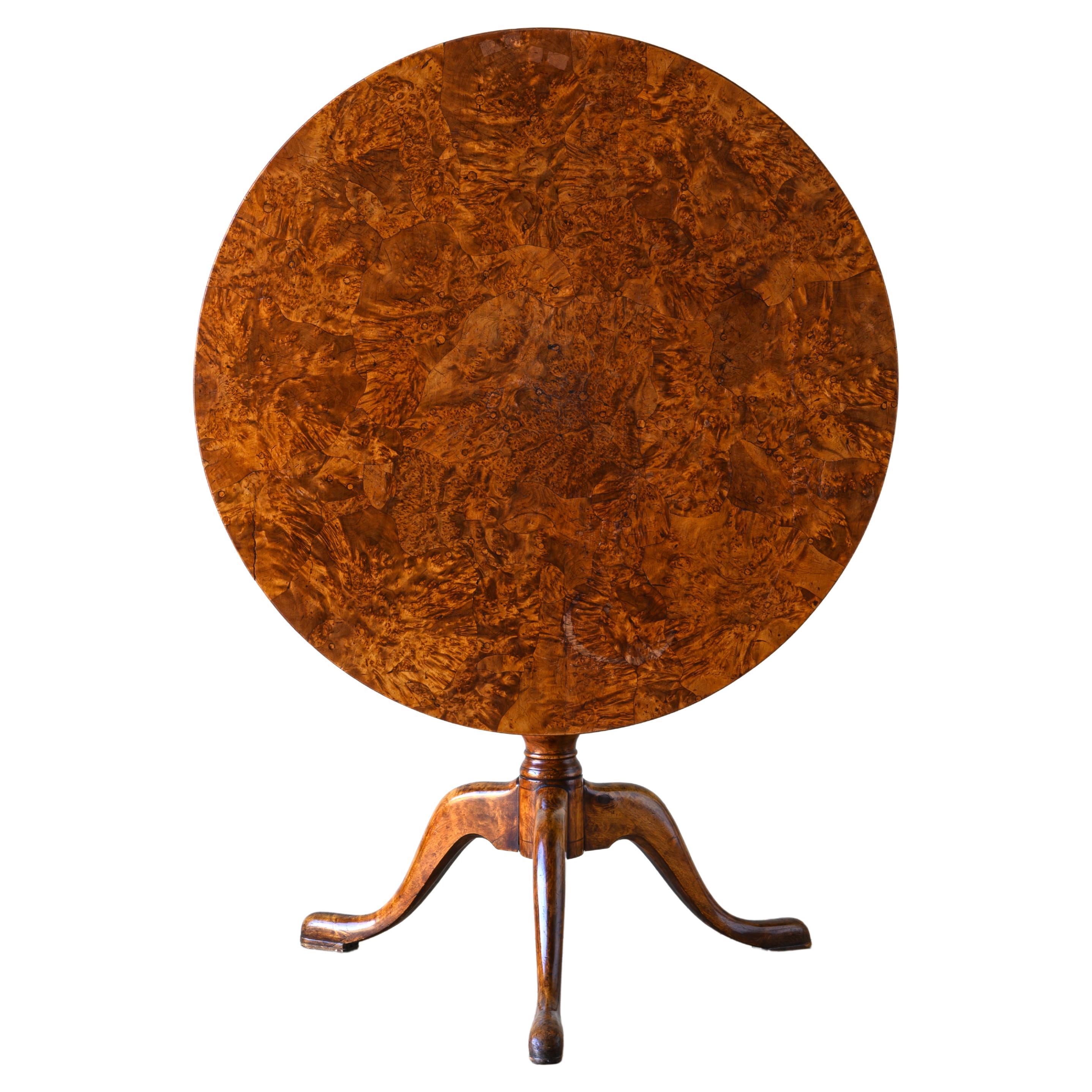 Table gustavienne raffinée à plateau basculant du 19ème siècle