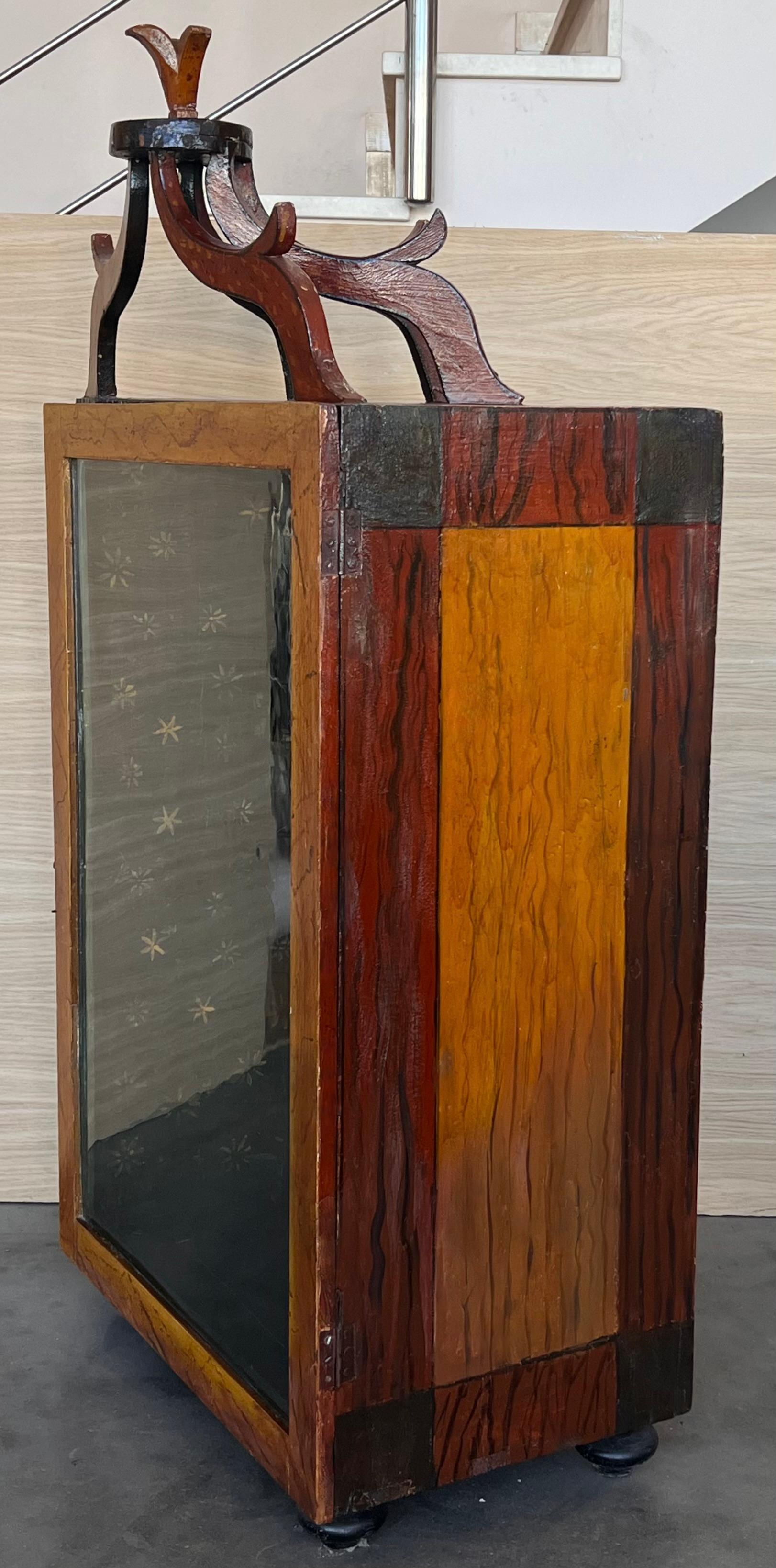 Italienische Tischplatte aus Nussbaumholz mit Glastür aus dem 19. Jahrhundert im Angebot 2