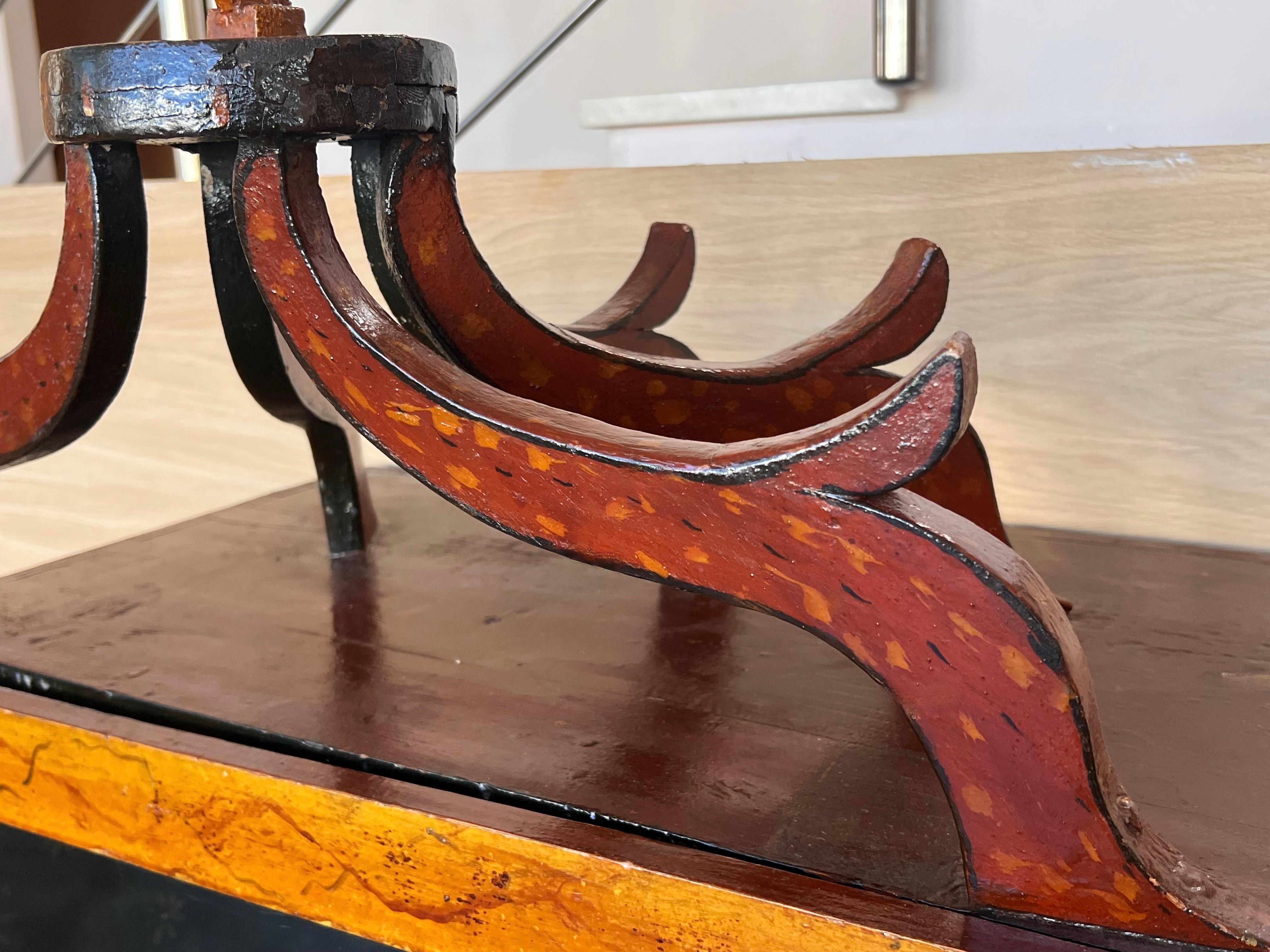 Italienische Tischplatte aus Nussbaumholz mit Glastür aus dem 19. Jahrhundert im Angebot 4