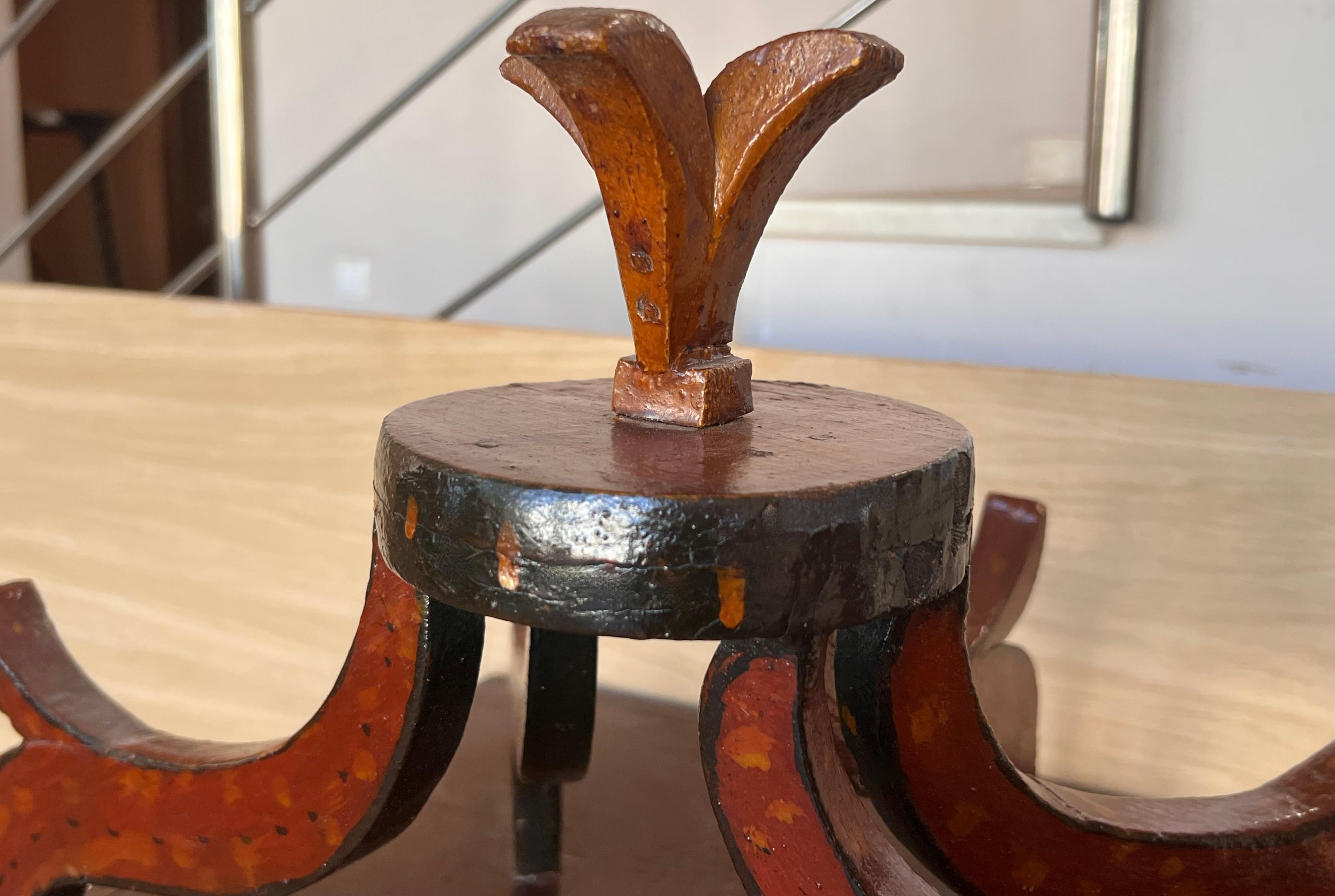 Italienische Tischplatte aus Nussbaumholz mit Glastür aus dem 19. Jahrhundert im Angebot 5