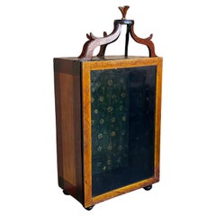 Vitrine de table italienne du 19e siècle en noyer avec porte en verre