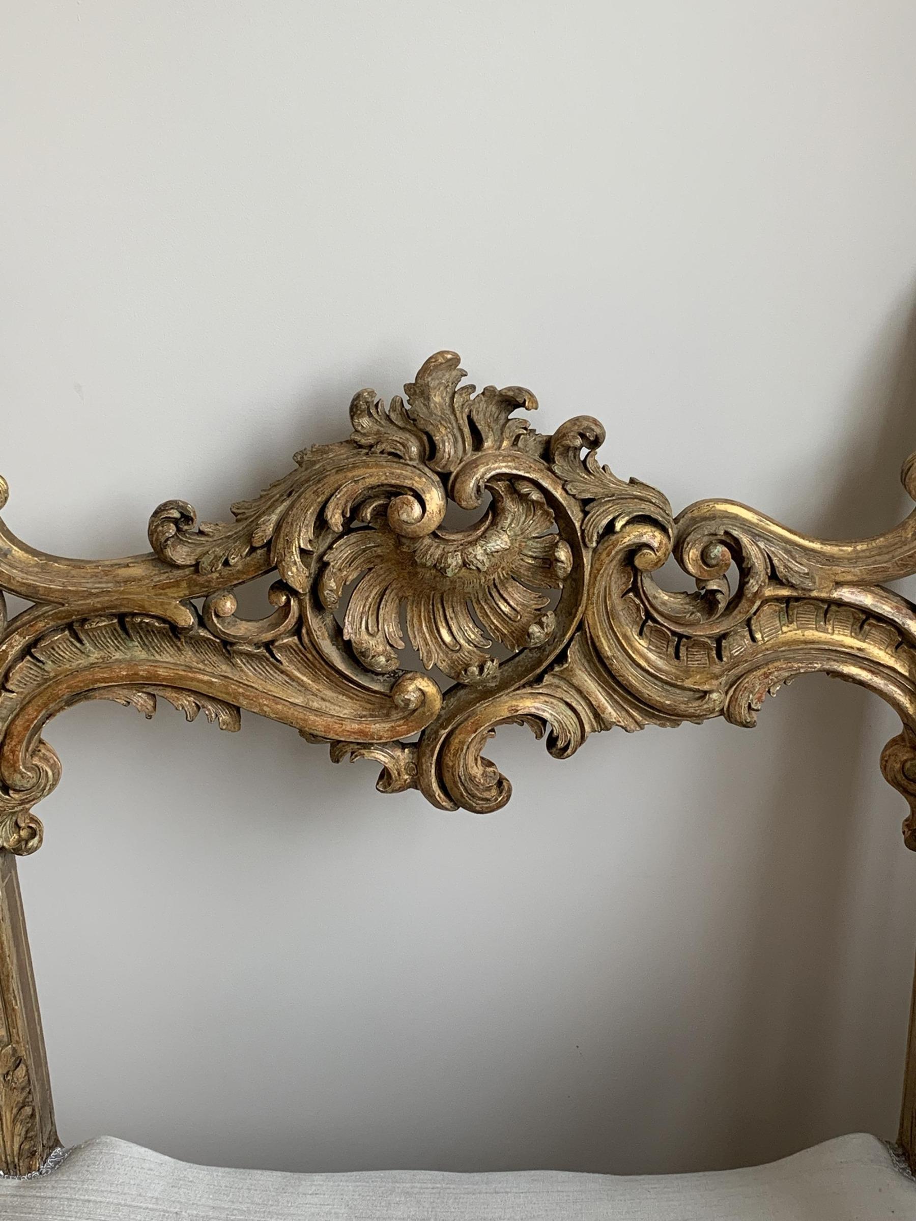 Fauteuil en bois doré sculpté de style vénitien du 19ème siècle en vente 5