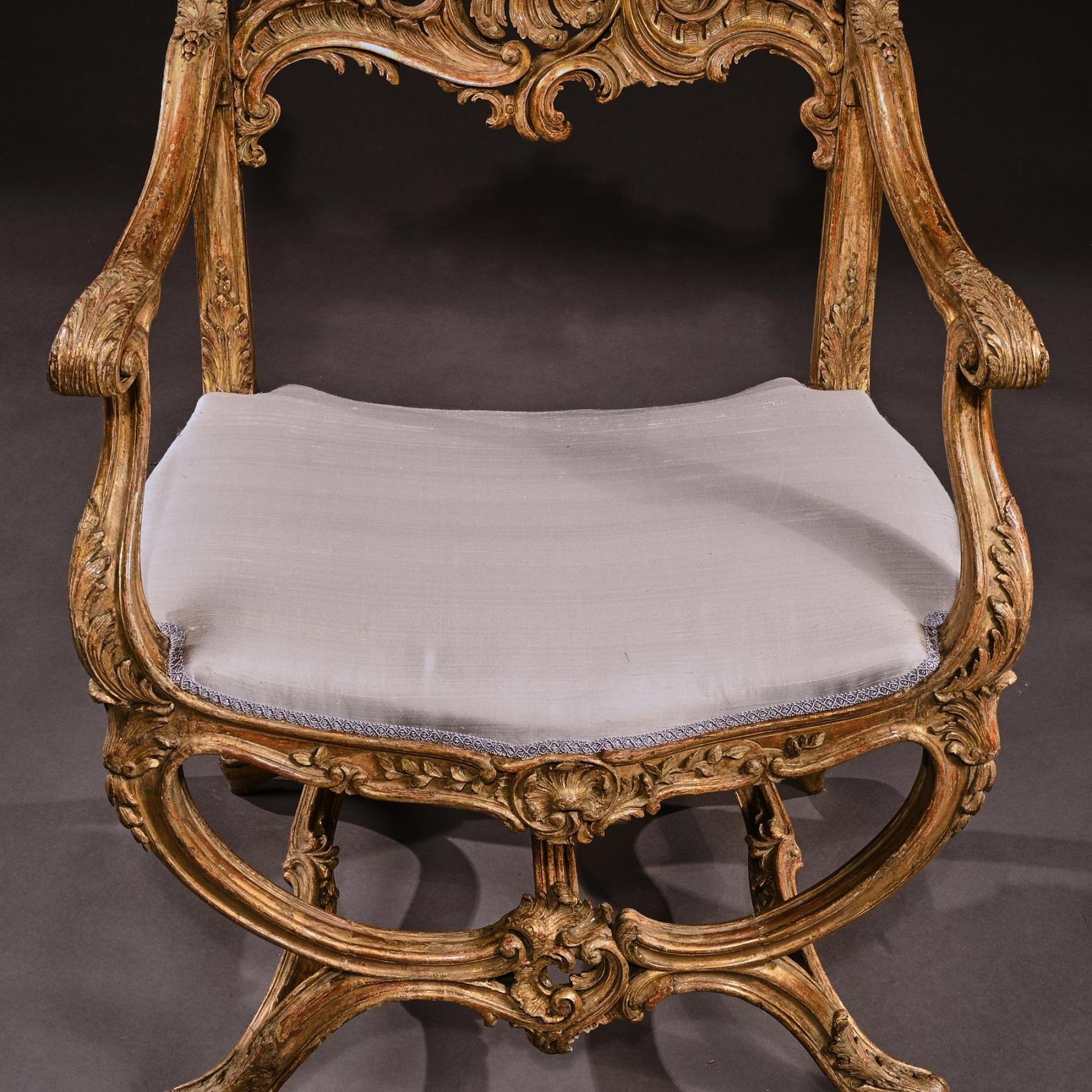 Rococo Fauteuil en bois doré sculpté de style vénitien du 19ème siècle en vente