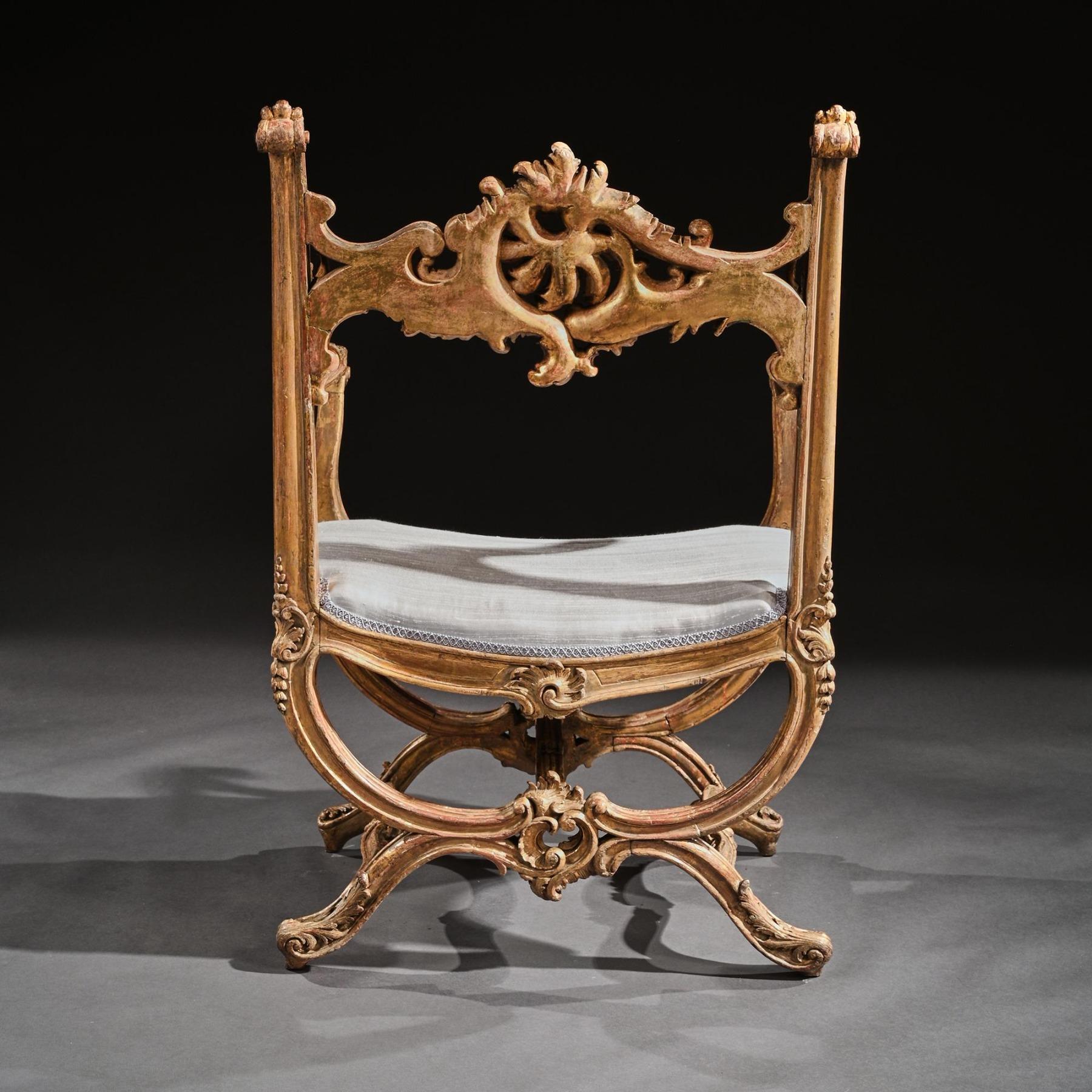 Feiner italienisch-venezianischer geschnitzter Sessel aus vergoldetem Holz, 19. Jahrhundert (Italienisch) im Angebot