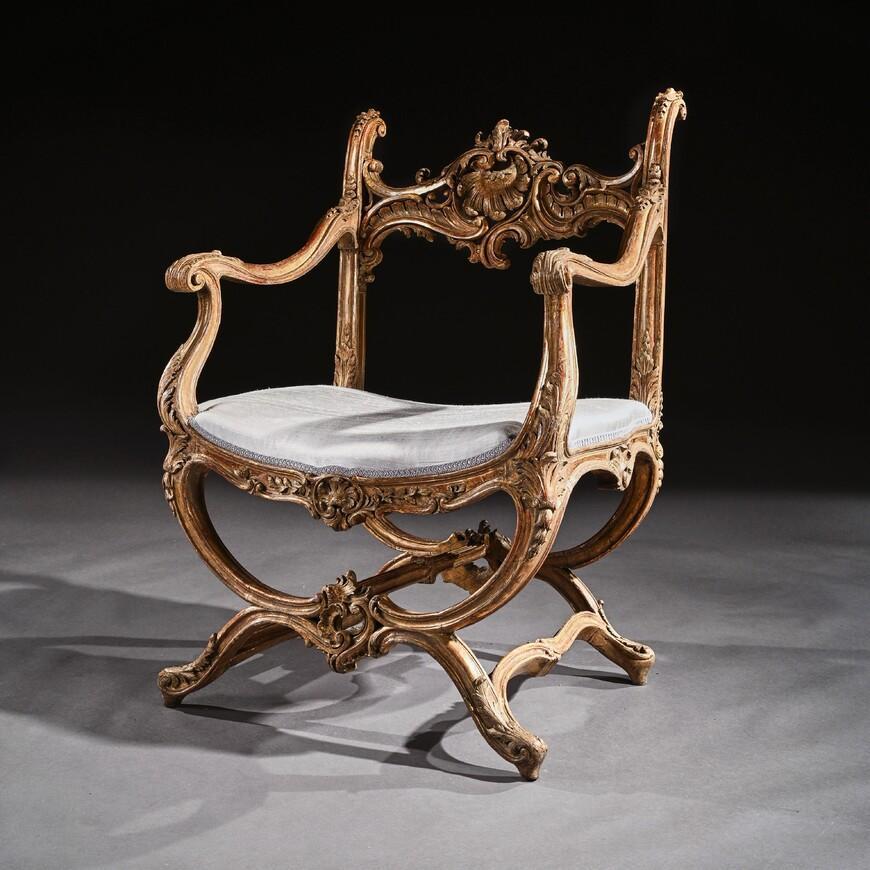 Fauteuil en bois doré sculpté de style vénitien du 19ème siècle en vente 1
