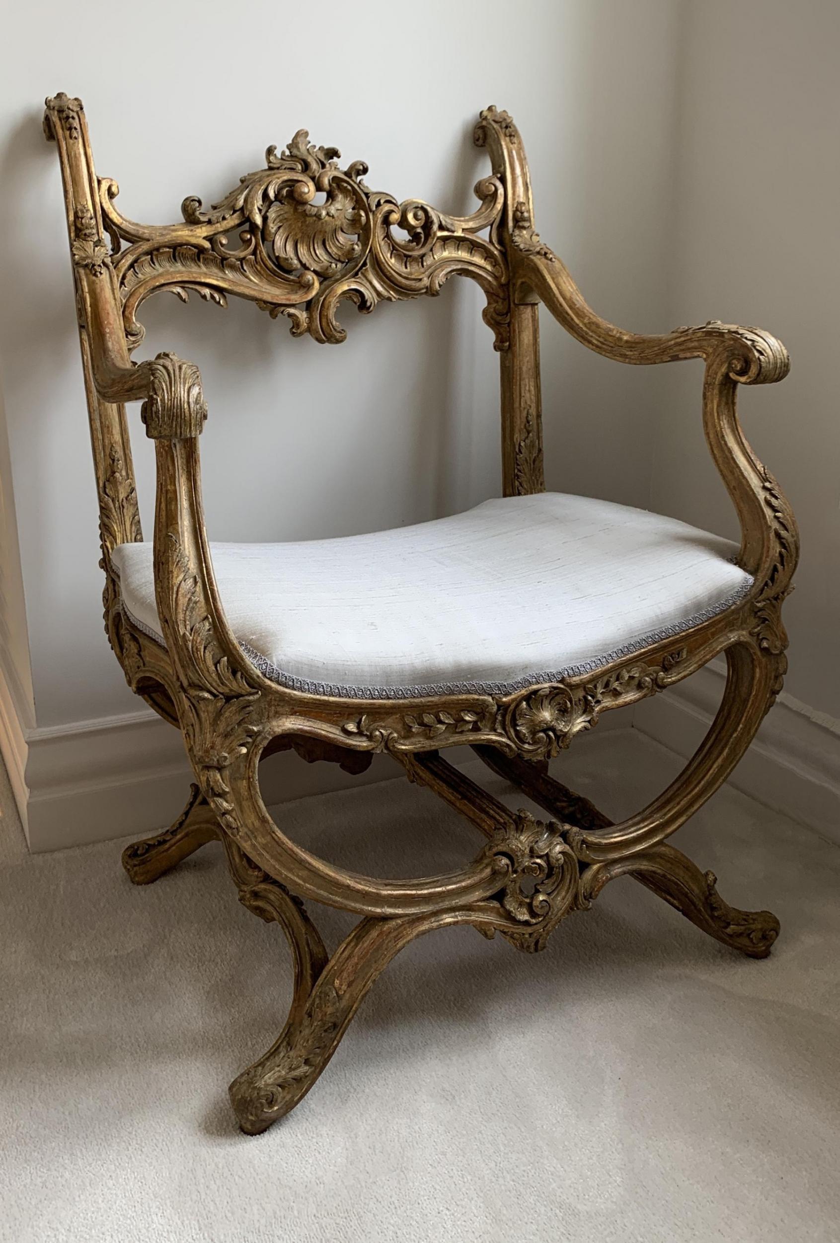 Feiner italienisch-venezianischer geschnitzter Sessel aus vergoldetem Holz, 19. Jahrhundert im Angebot 3
