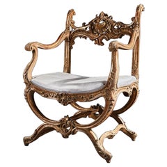 Fino sillón veneciano italiano del siglo XIX tallado en madera dorada
