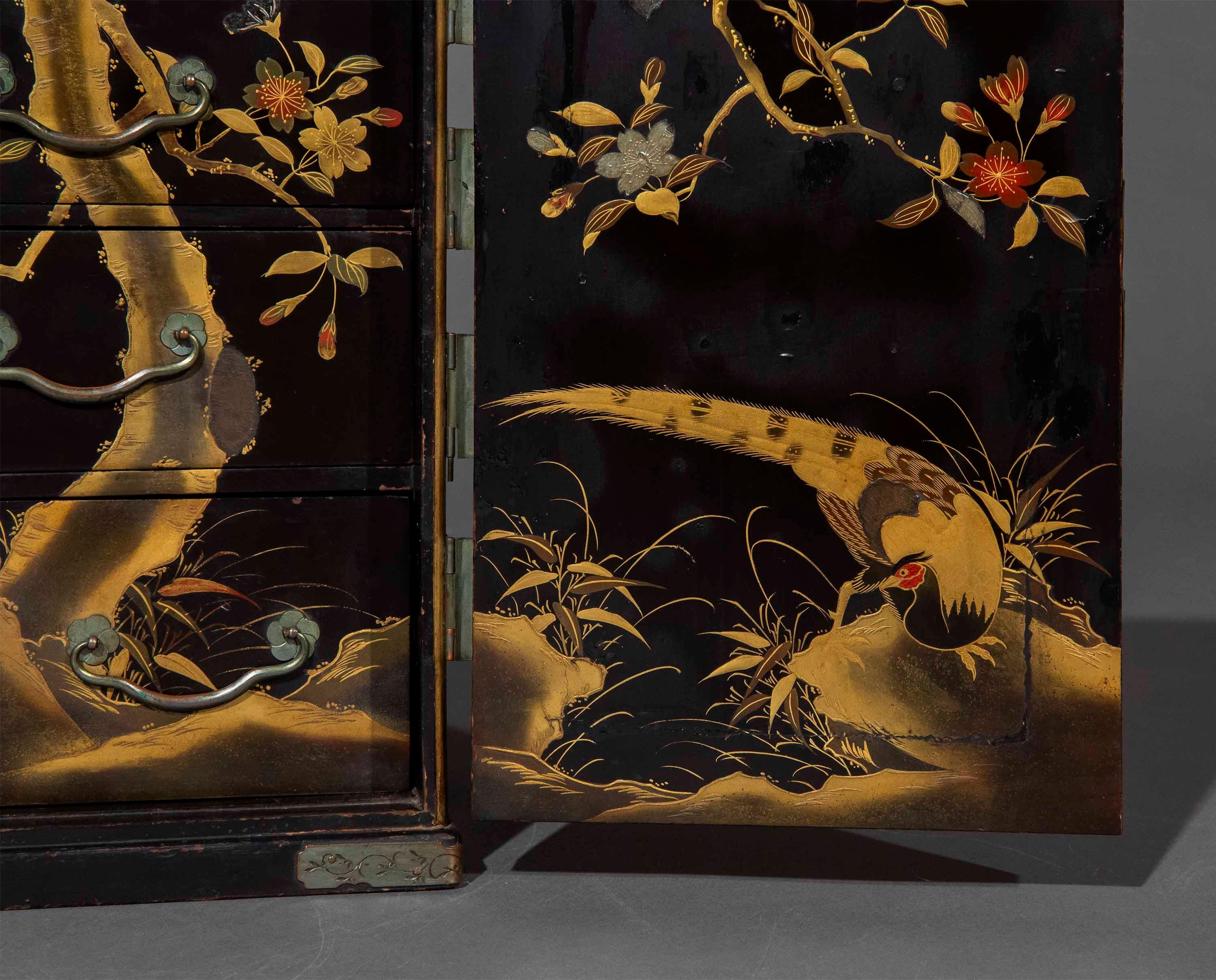 Cabinet de table japonais en laque du 19e siècle en vente 1