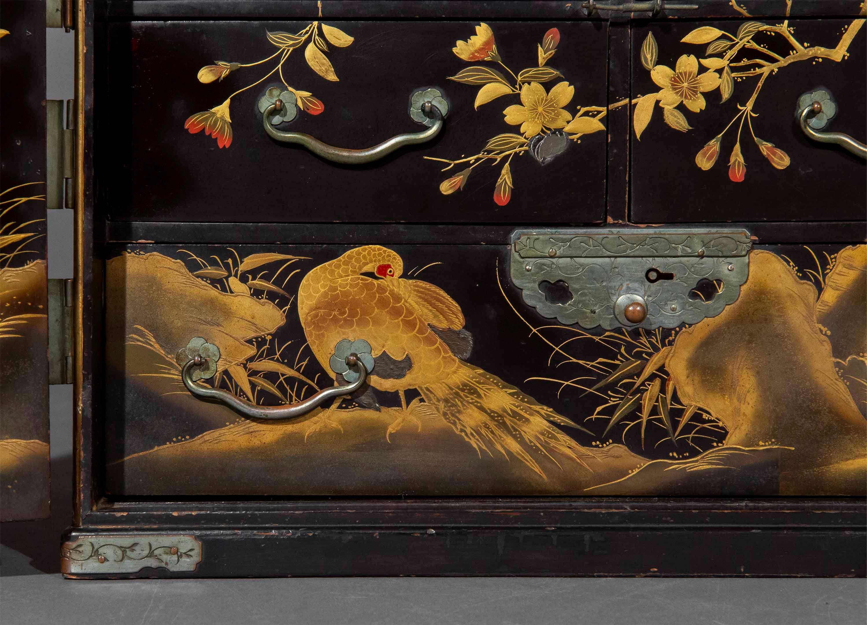 Cabinet de table japonais en laque du 19e siècle en vente 3