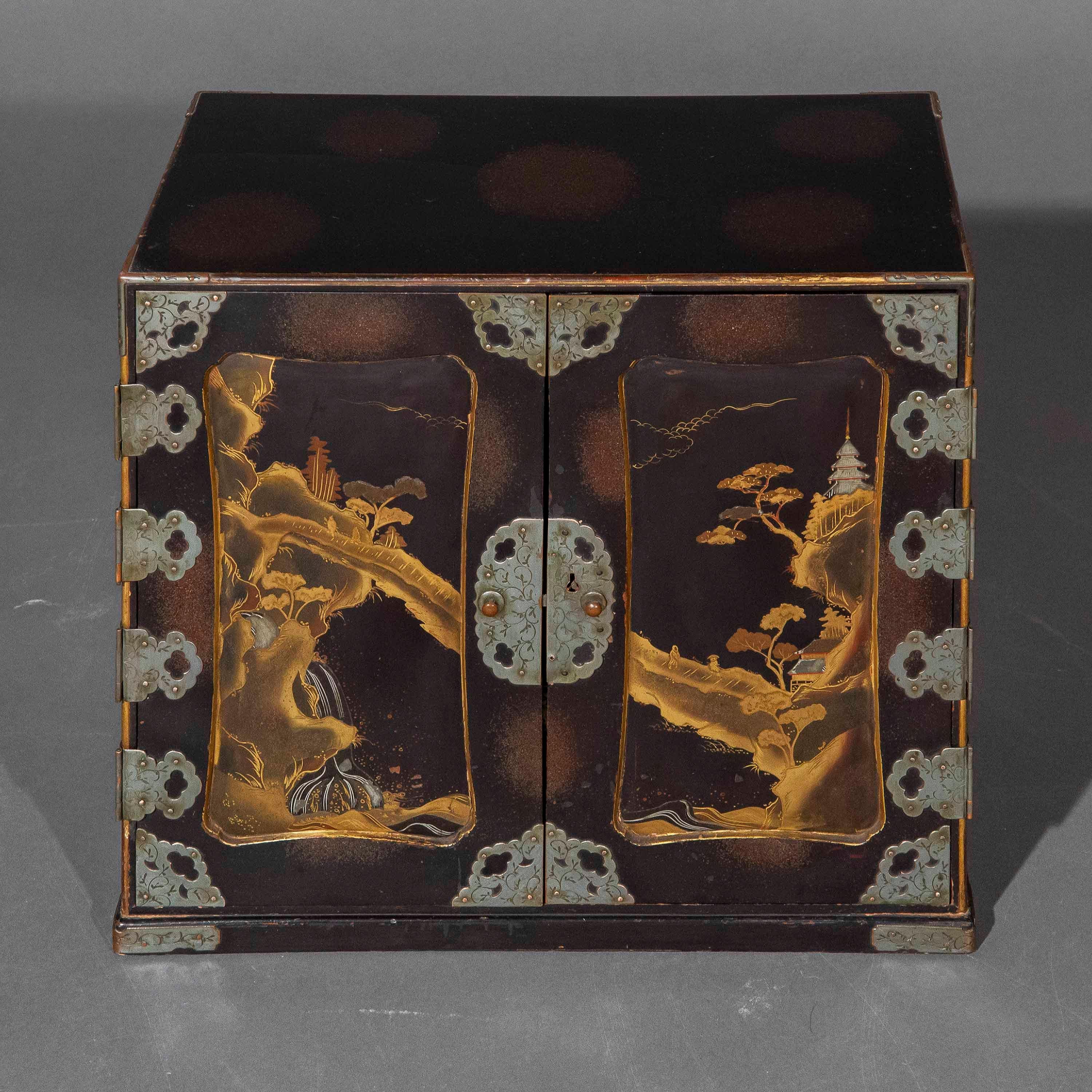 Cabinet de table japonais en laque du 19e siècle en vente 4