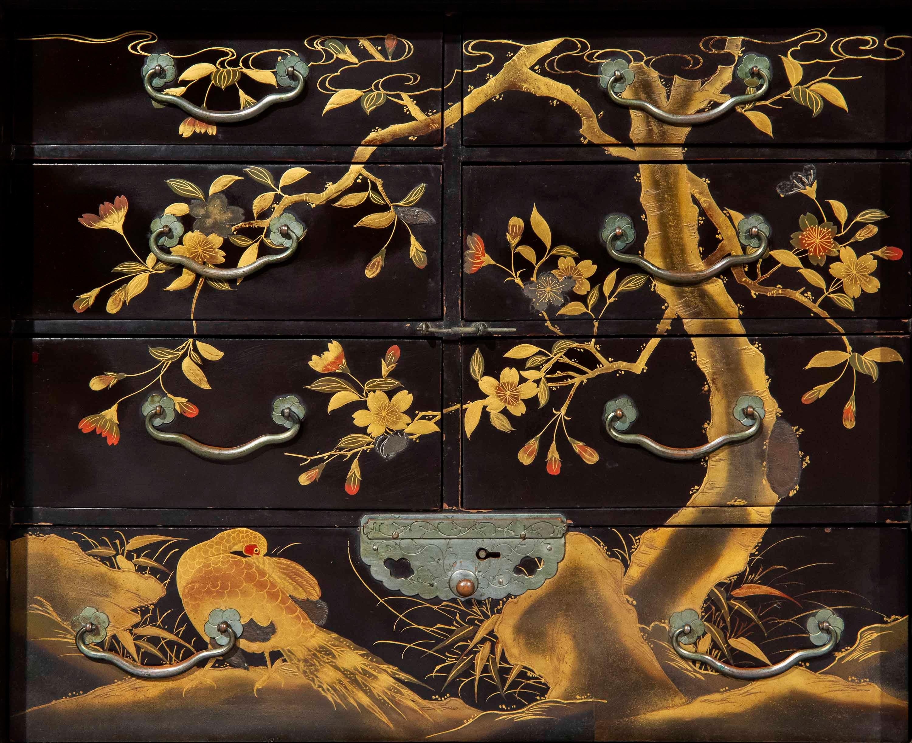 Une belle et rare table ou armoire à bijoux japonaise en laque noire, décorée de façon exquise et détaillée, datant de la fin de la période Meiji, fin du 19ème siècle.

Pourquoi nous l'aimons
Ce meuble de table est un exemple exquis de l'art