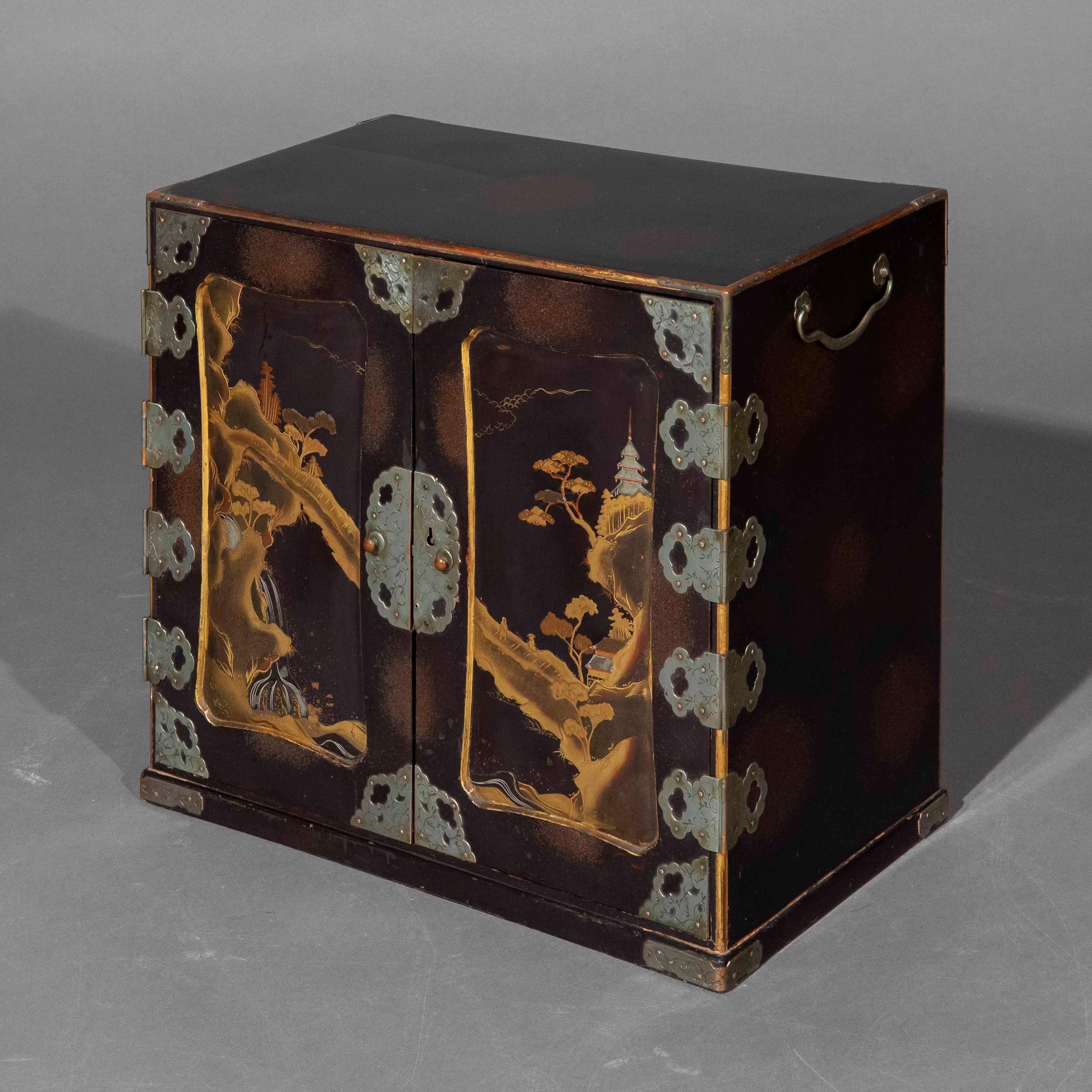 Meiji Cabinet de table japonais en laque du 19e siècle en vente