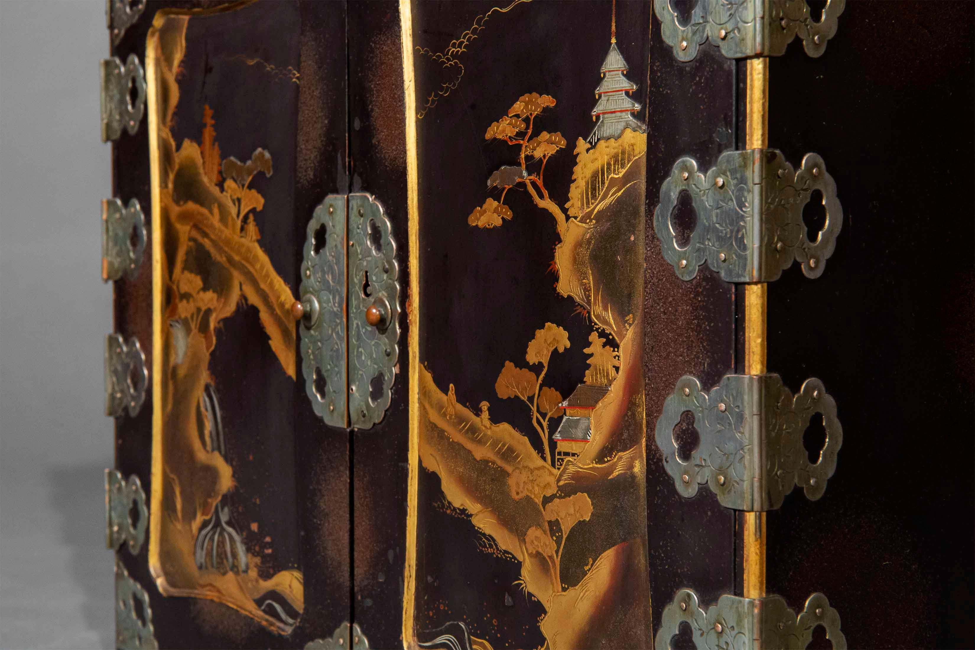 Japonais Cabinet de table japonais en laque du 19e siècle en vente