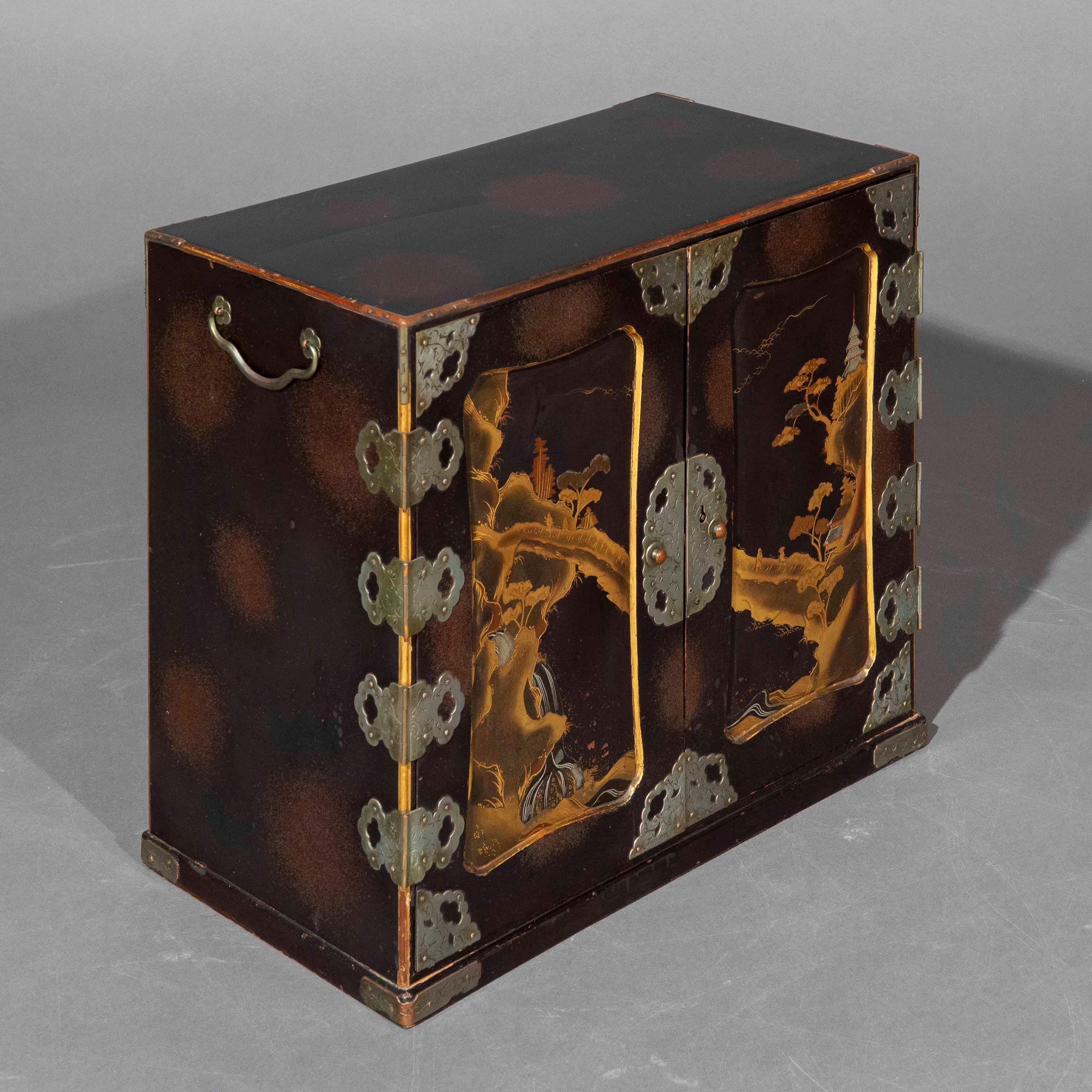Cabinet de table japonais en laque du 19e siècle Bon état - En vente à Richmond, London