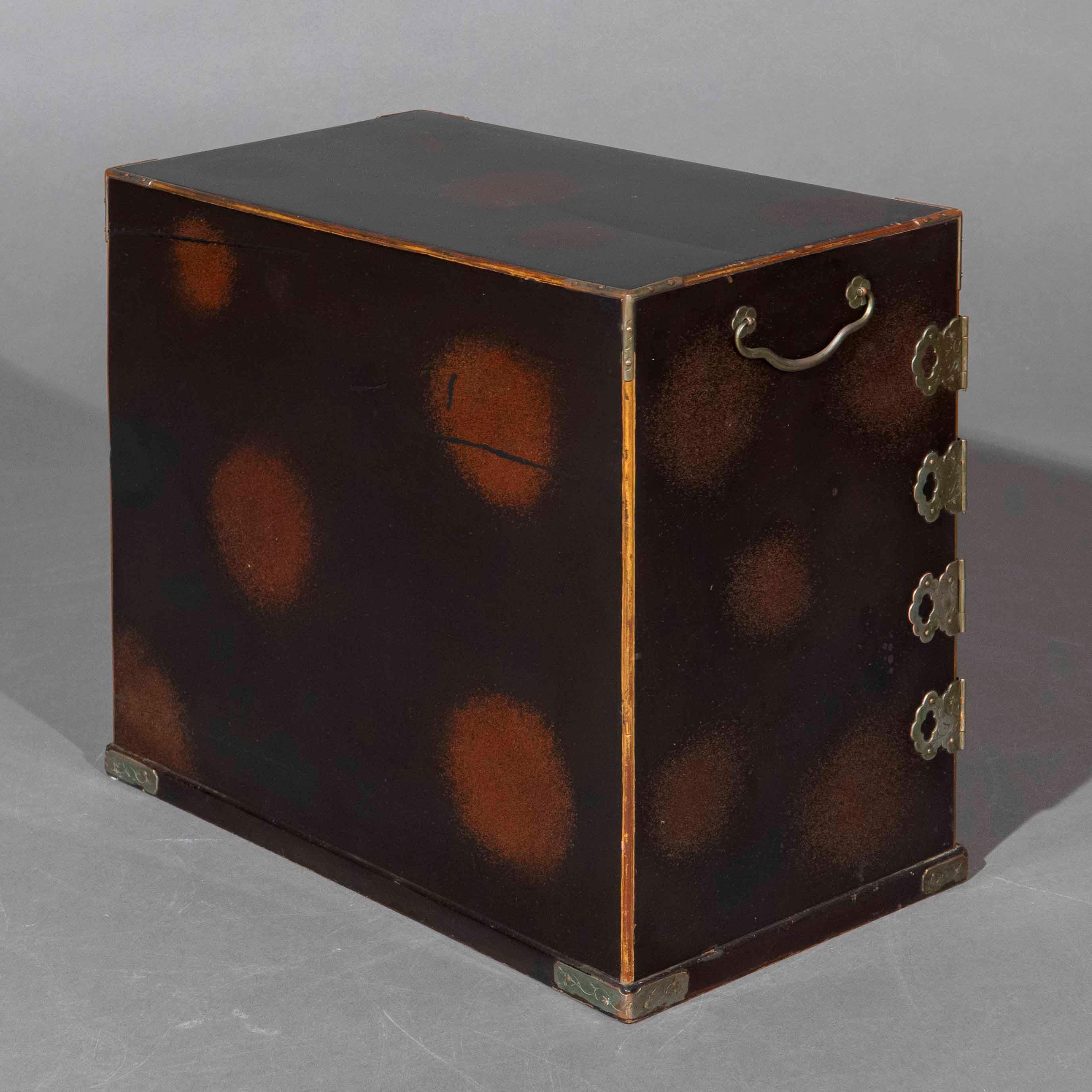 XIXe siècle Cabinet de table japonais en laque du 19e siècle en vente