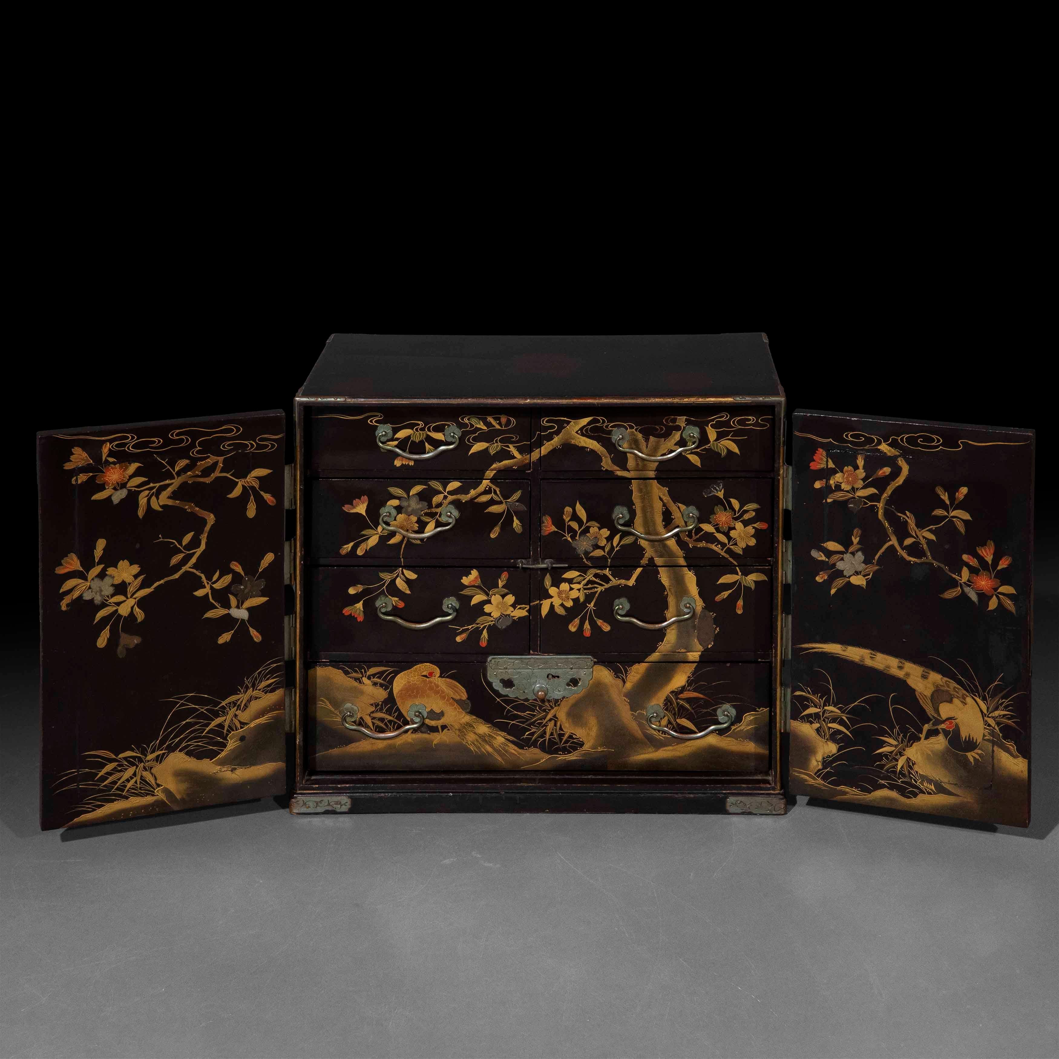 Laque Cabinet de table japonais en laque du 19e siècle en vente