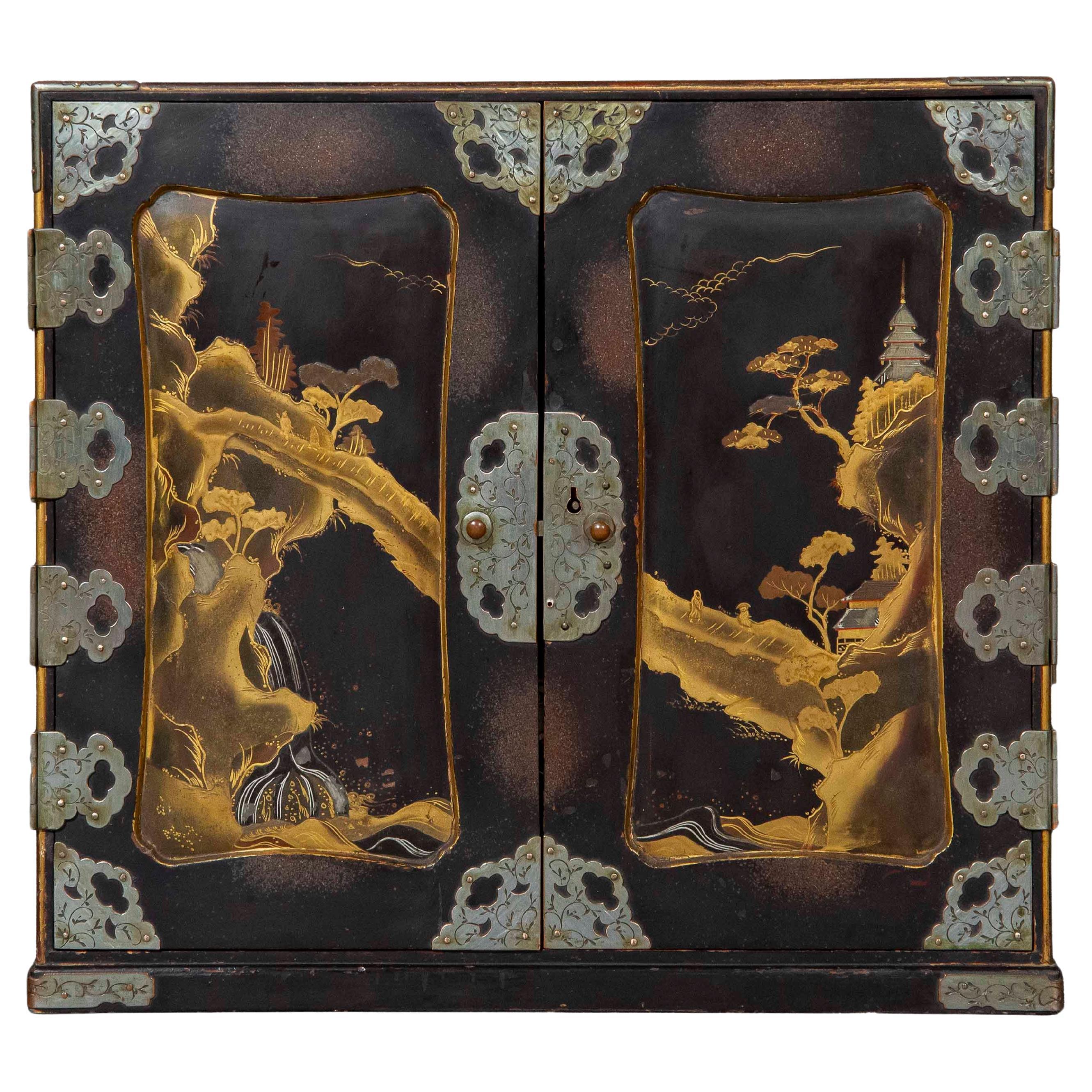 Cabinet de table japonais en laque du 19e siècle en vente 2