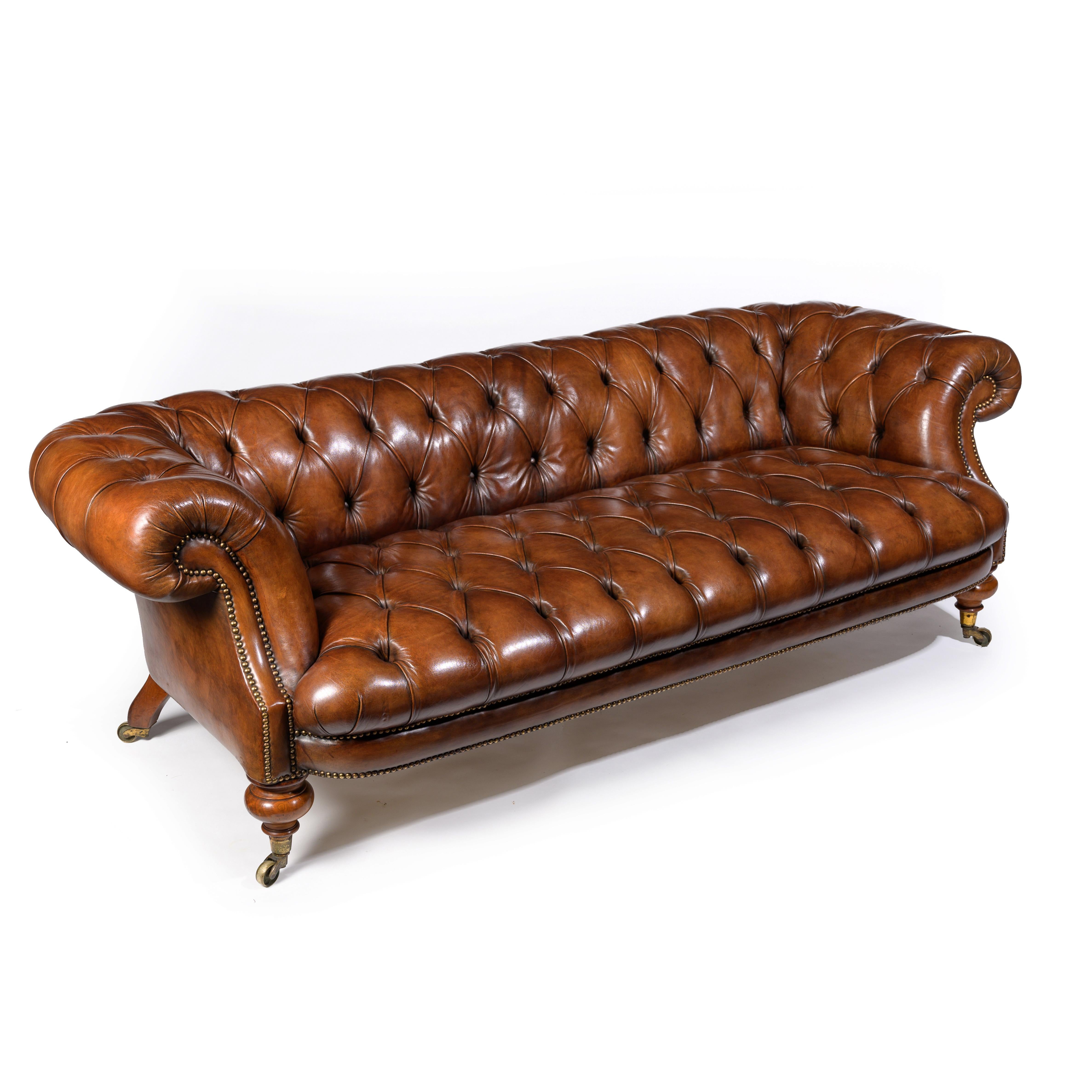 Fine 19th Century Johnstone & Jeanes Walnut Leather Upholstered Chesterfield  12