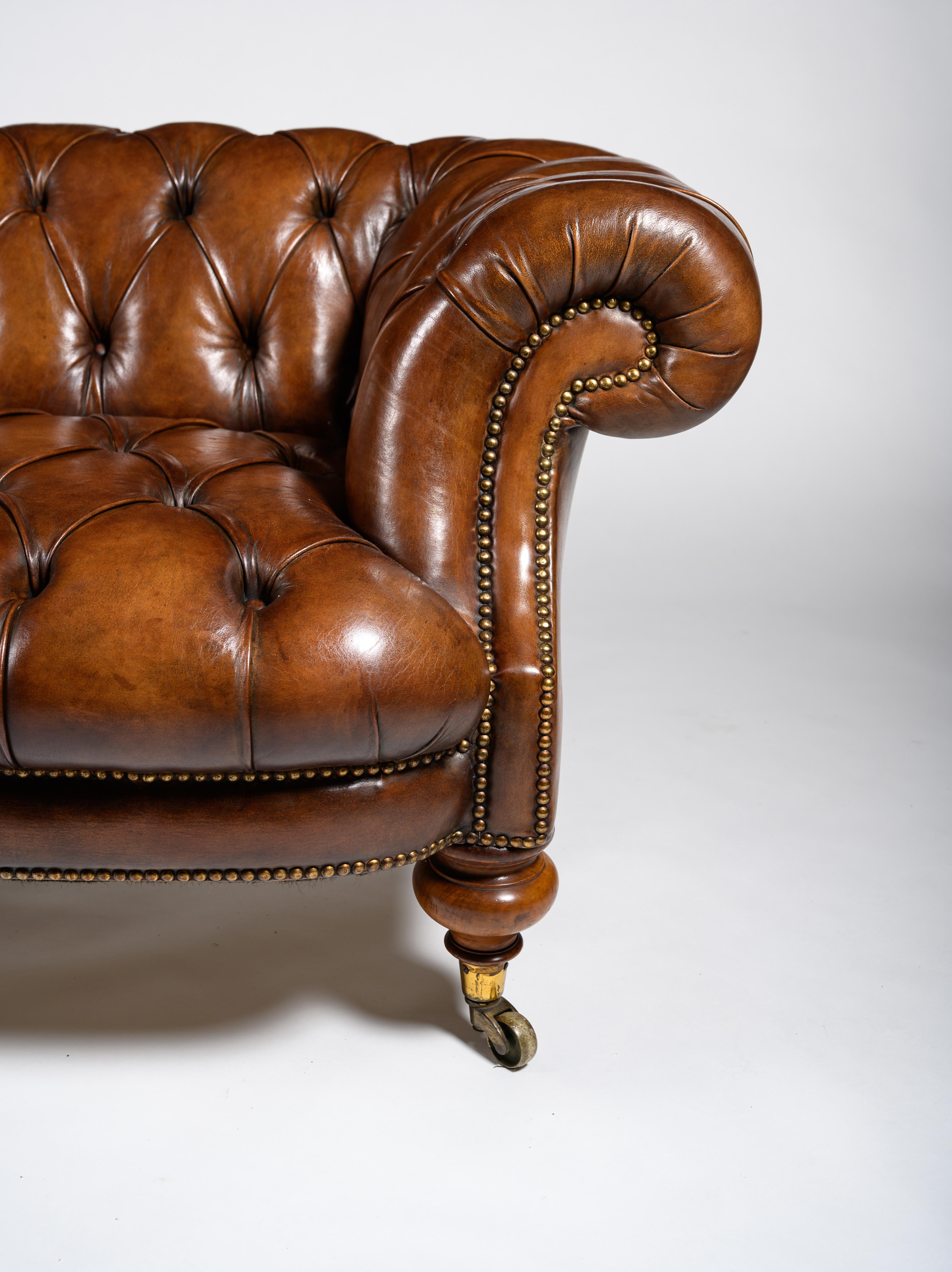 Fine 19th Century Johnstone & Jeanes Walnut Leather Upholstered Chesterfield  3