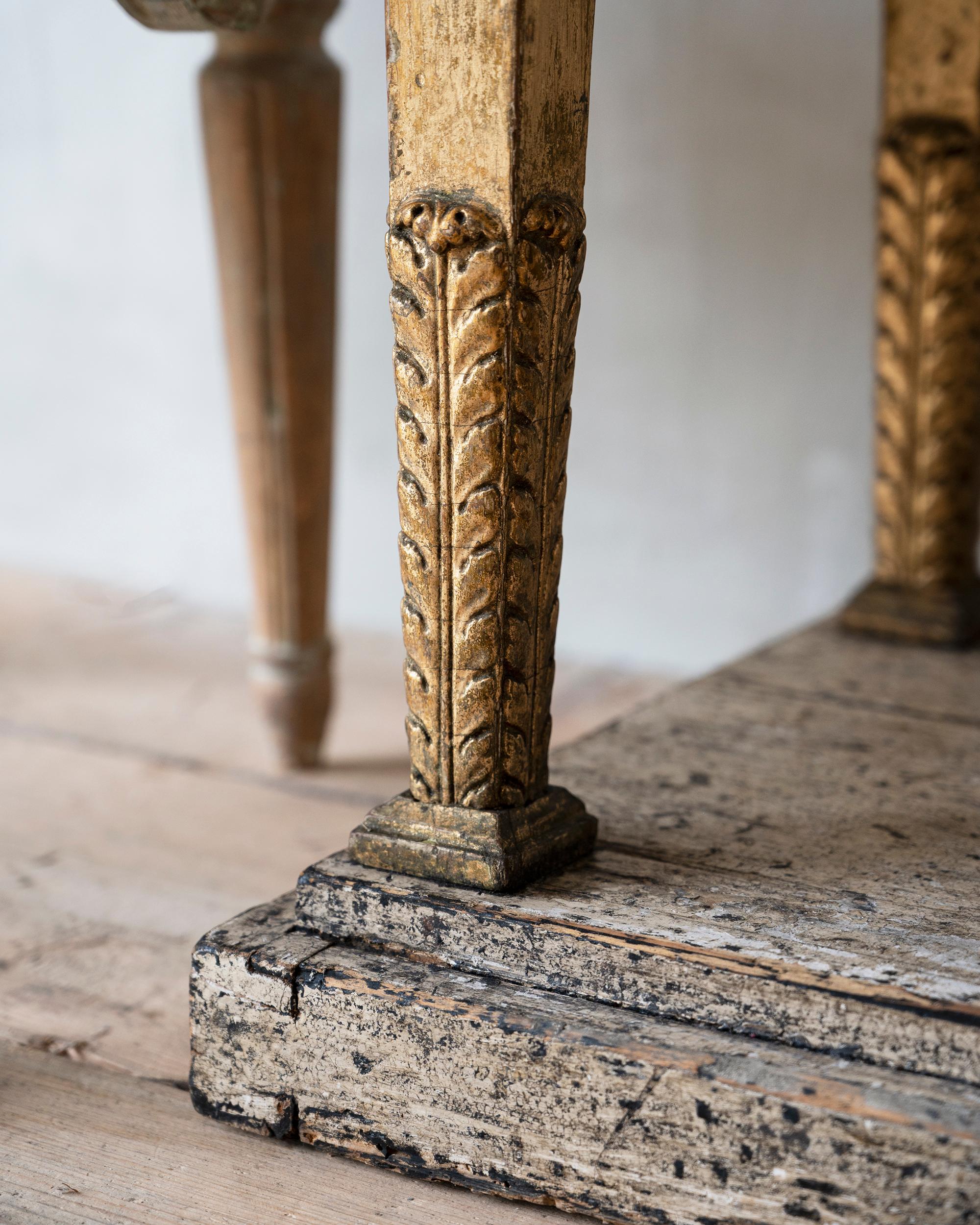 Gustavien Table console en bois doré de la fin de la période gustavienne du XIXe siècle  en vente