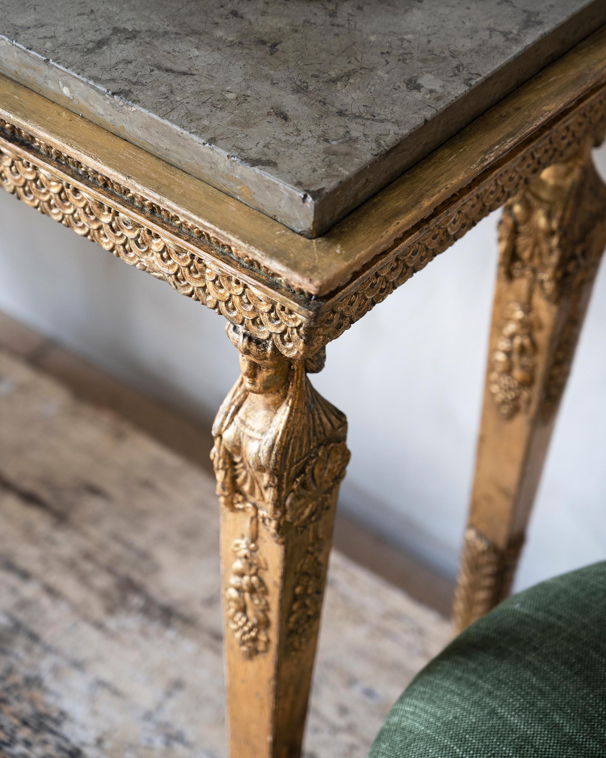 Fait main Table console en bois doré de la fin de la période gustavienne du XIXe siècle  en vente