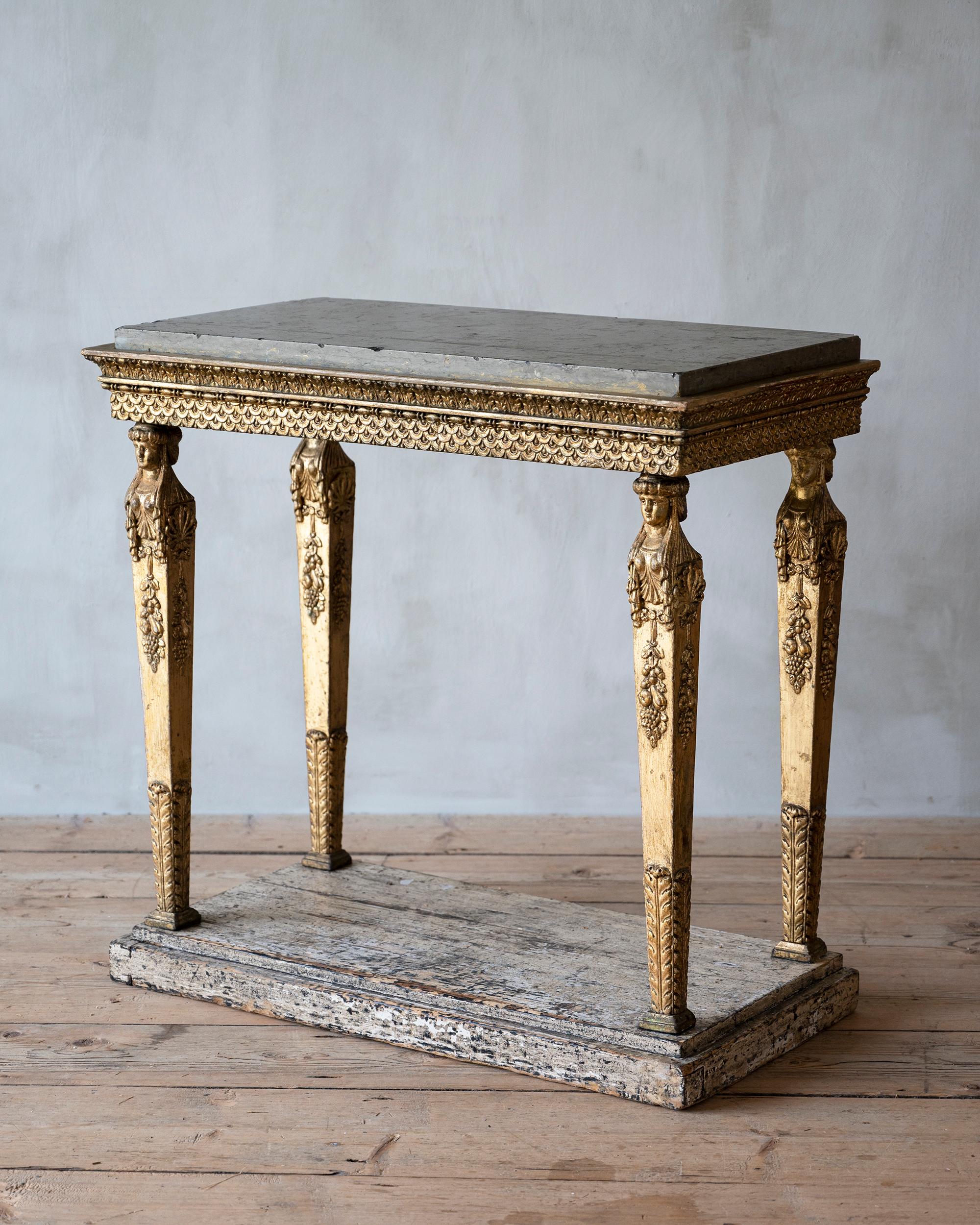Table console en bois doré de la fin de la période gustavienne du XIXe siècle  en vente 1