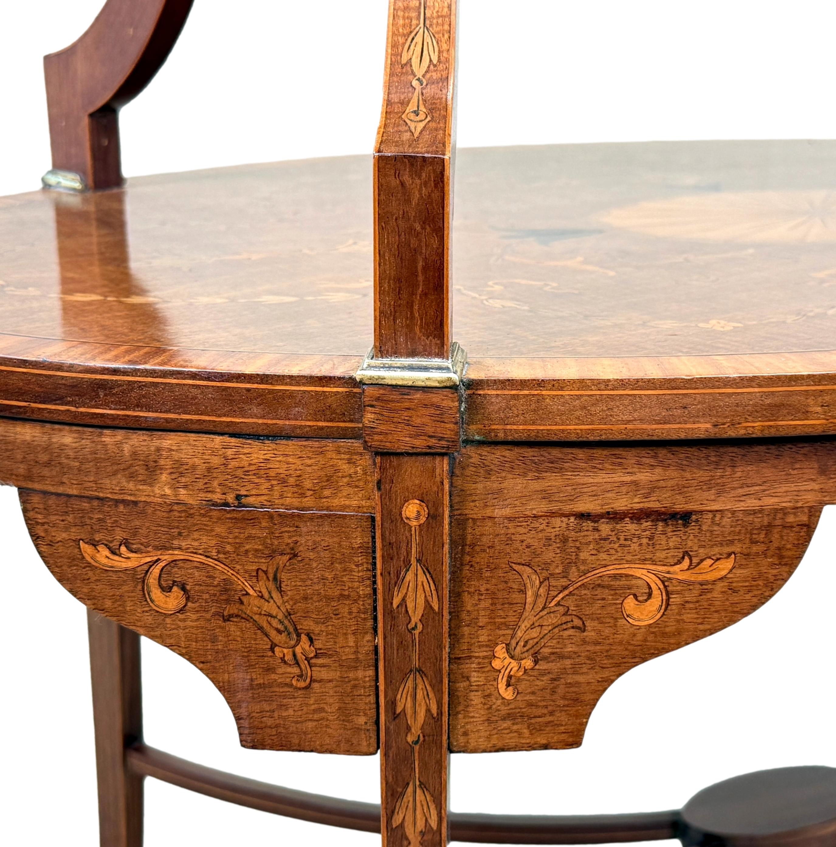 Édouardien Table à deux niveaux en acajou et bois satiné du XIXe siècle en vente