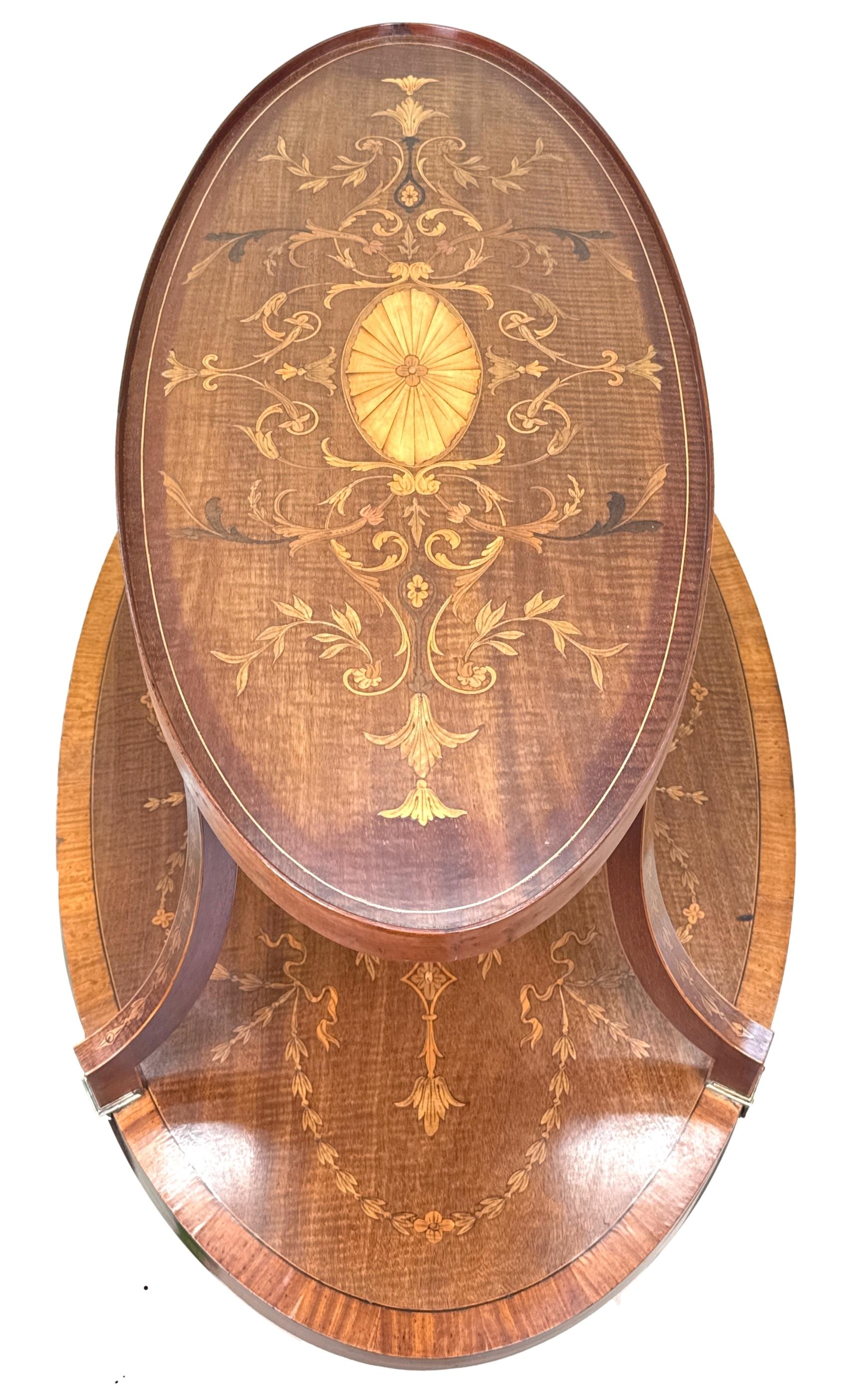 Table à deux niveaux en acajou et bois satiné du XIXe siècle en vente 2