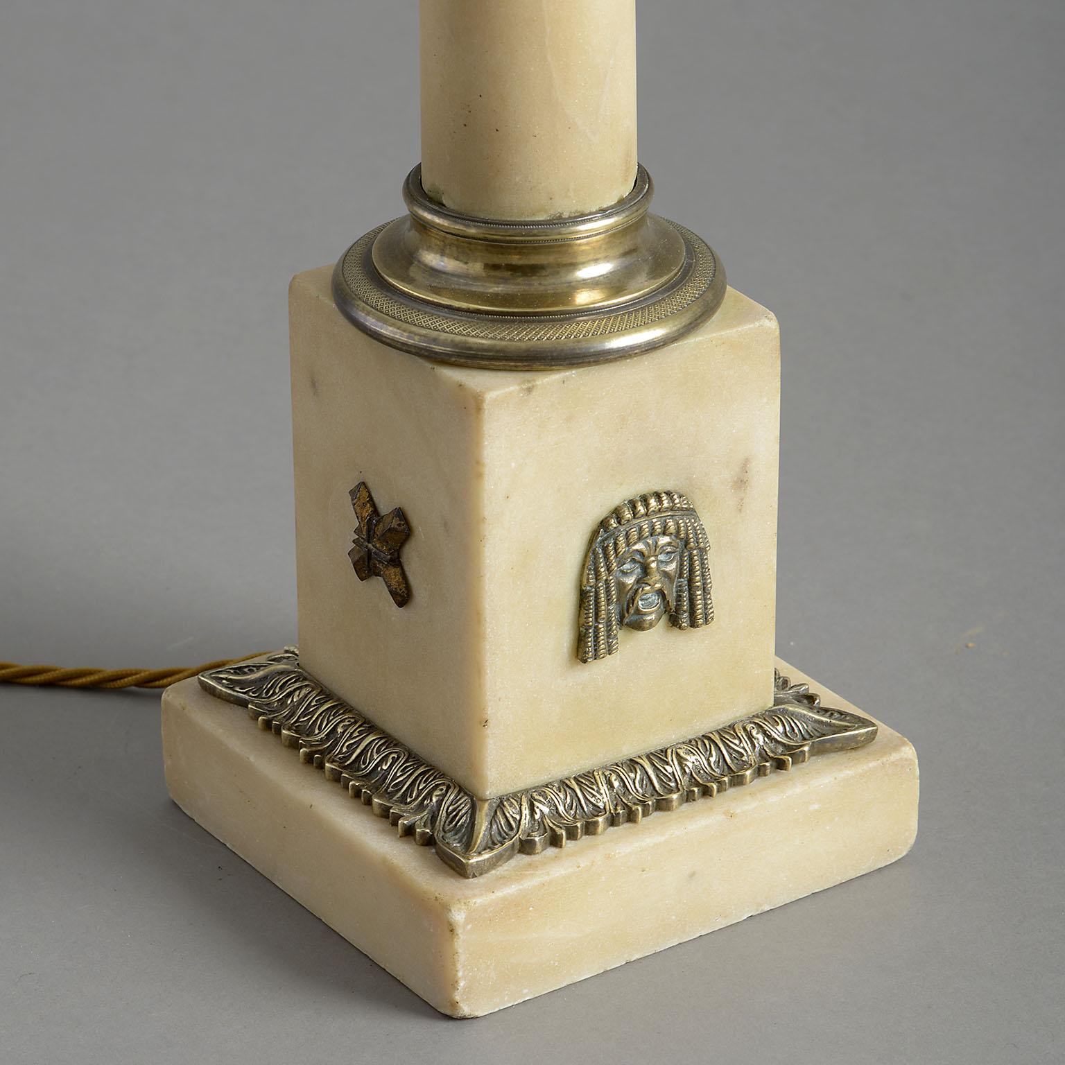 Français Belle lampe à colonne corinthienne en marbre du 19ème siècle