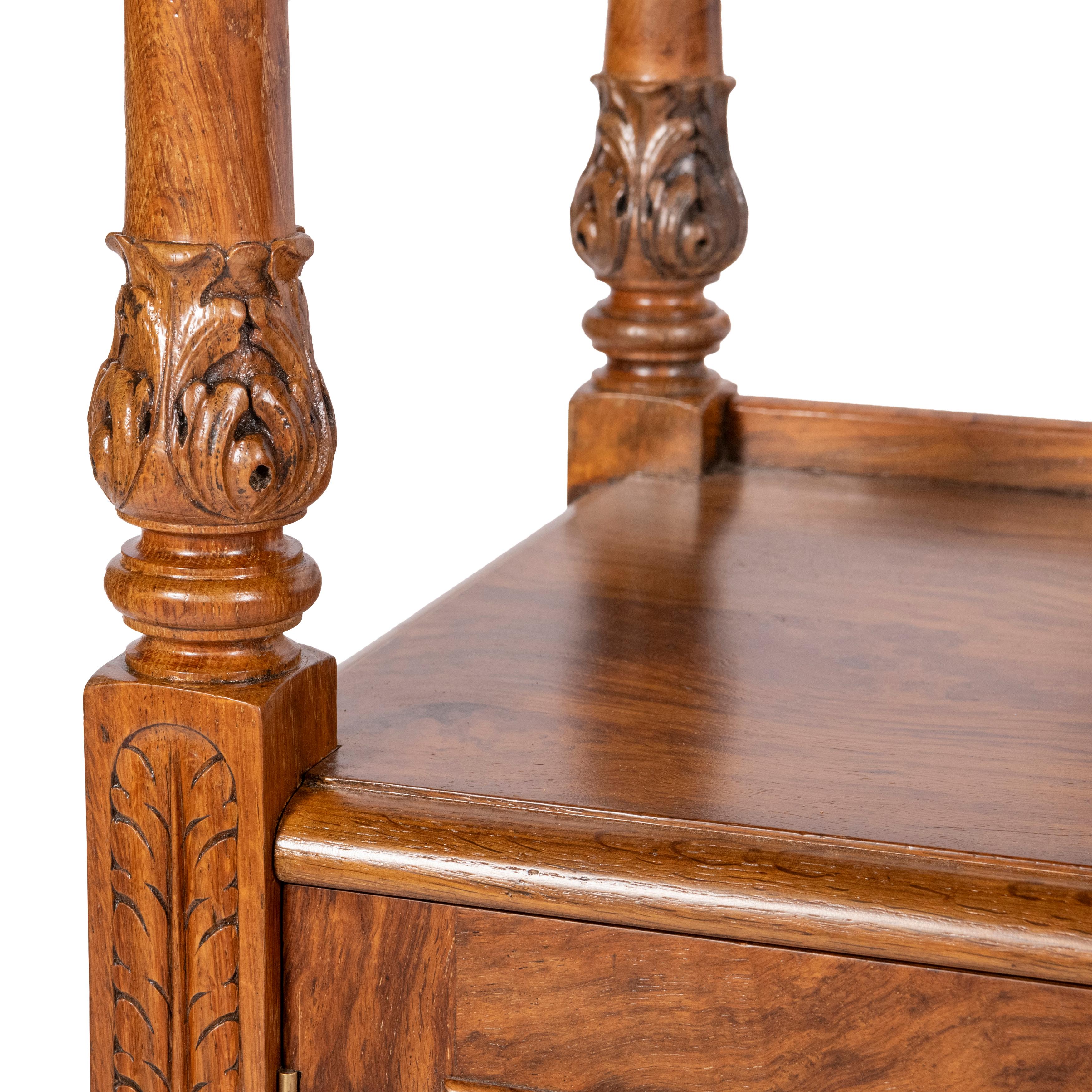Fine armoire d'appoint en Oak du 19ème siècle par Thomas Edwards & Sons, Angleterre circa 1880 en vente 4