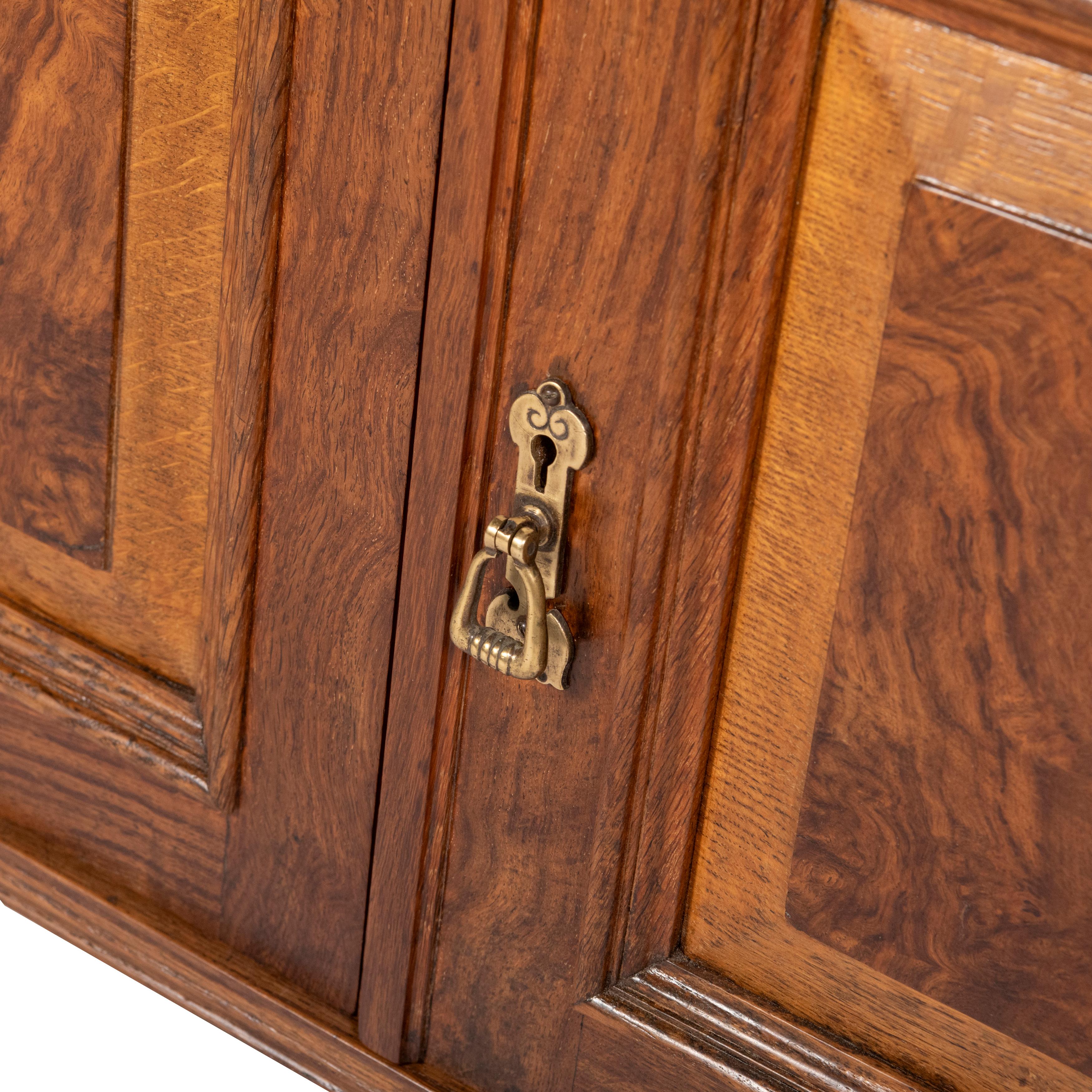 Fine armoire d'appoint en Oak du 19ème siècle par Thomas Edwards & Sons, Angleterre circa 1880 en vente 5