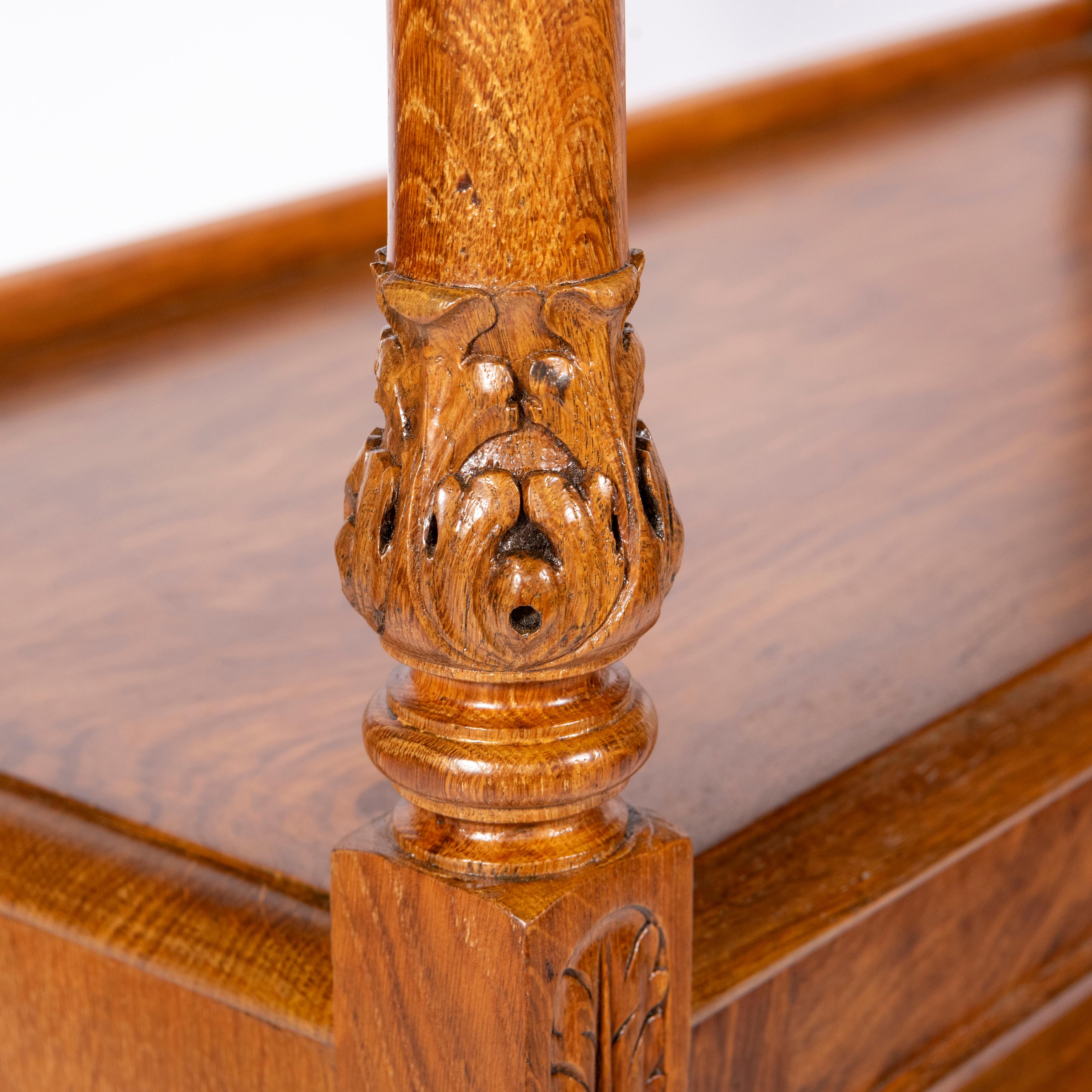 Fine armoire d'appoint en Oak du 19ème siècle par Thomas Edwards & Sons, Angleterre circa 1880 en vente 7