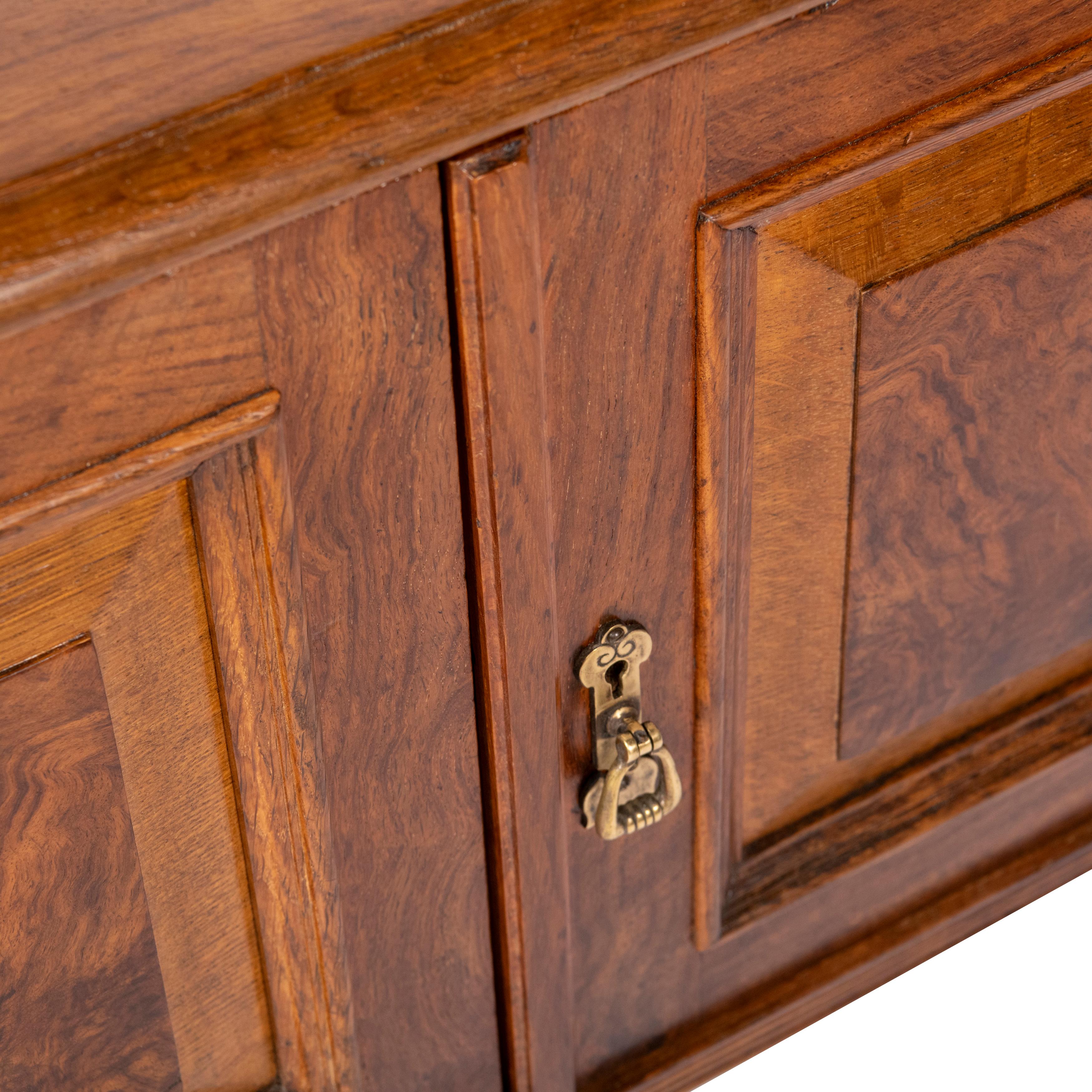 Fine armoire d'appoint en Oak du 19ème siècle par Thomas Edwards & Sons, Angleterre circa 1880 en vente 9