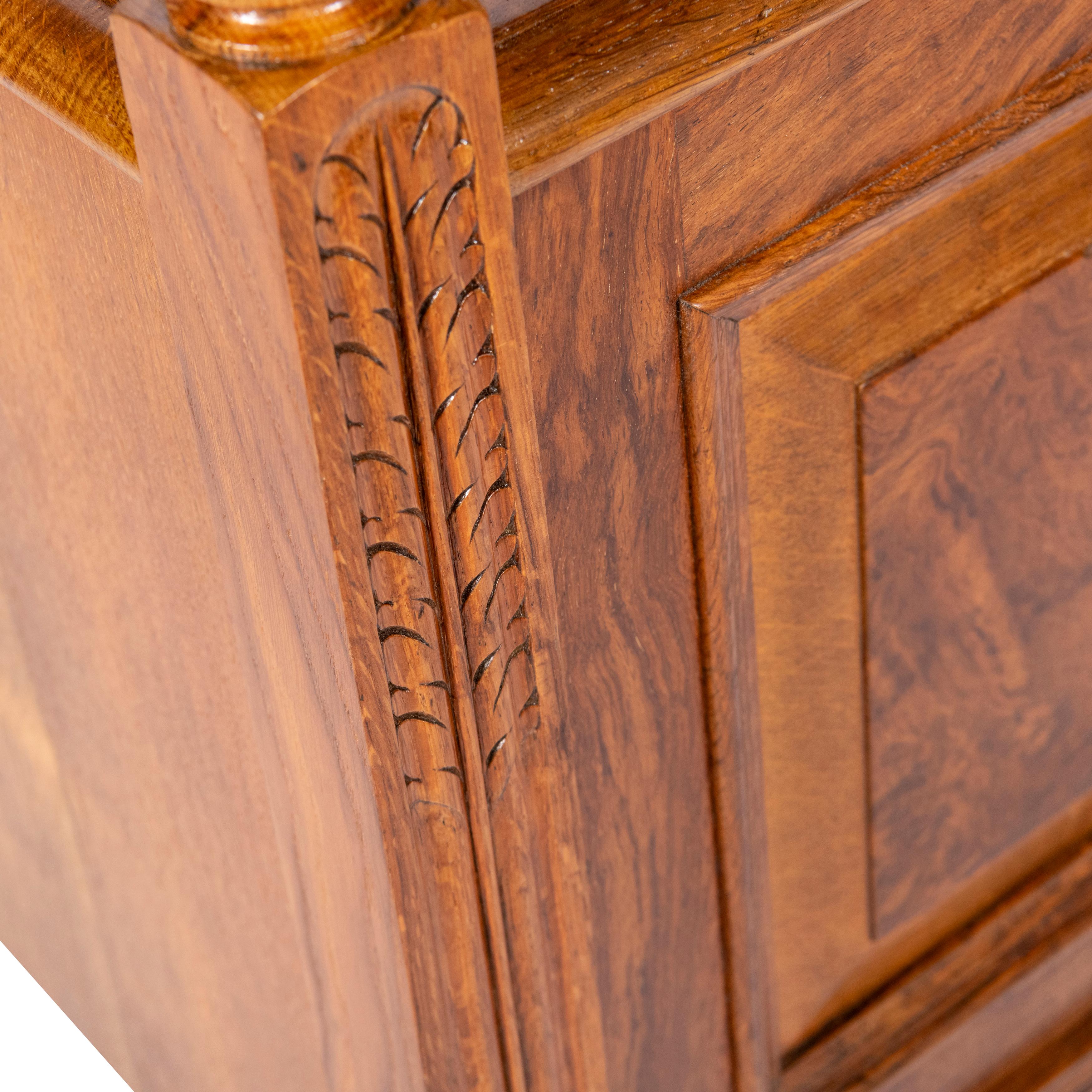 Fine armoire d'appoint en Oak du 19ème siècle par Thomas Edwards & Sons, Angleterre circa 1880 en vente 10