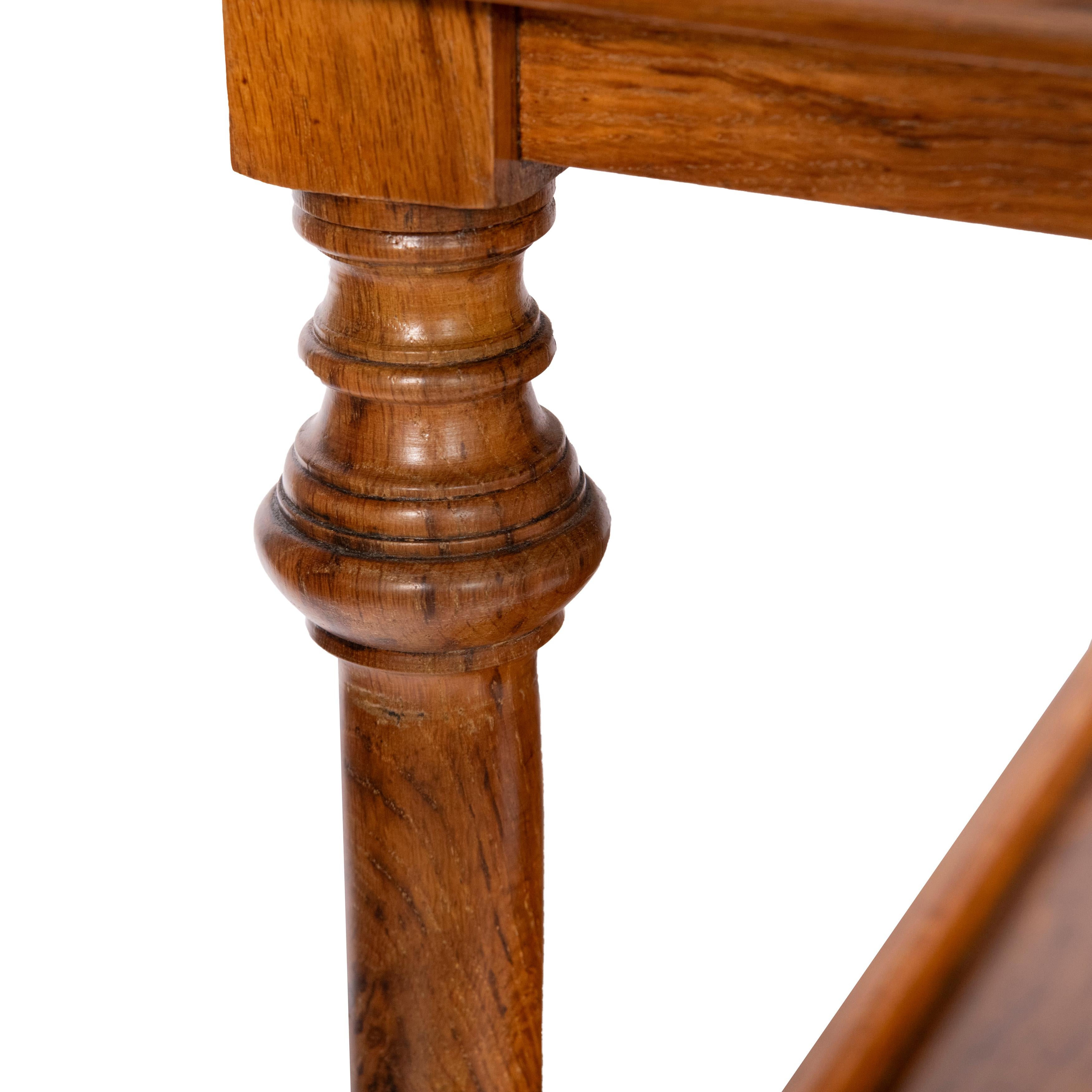 Fine armoire d'appoint en Oak du 19ème siècle par Thomas Edwards & Sons, Angleterre circa 1880 en vente 11
