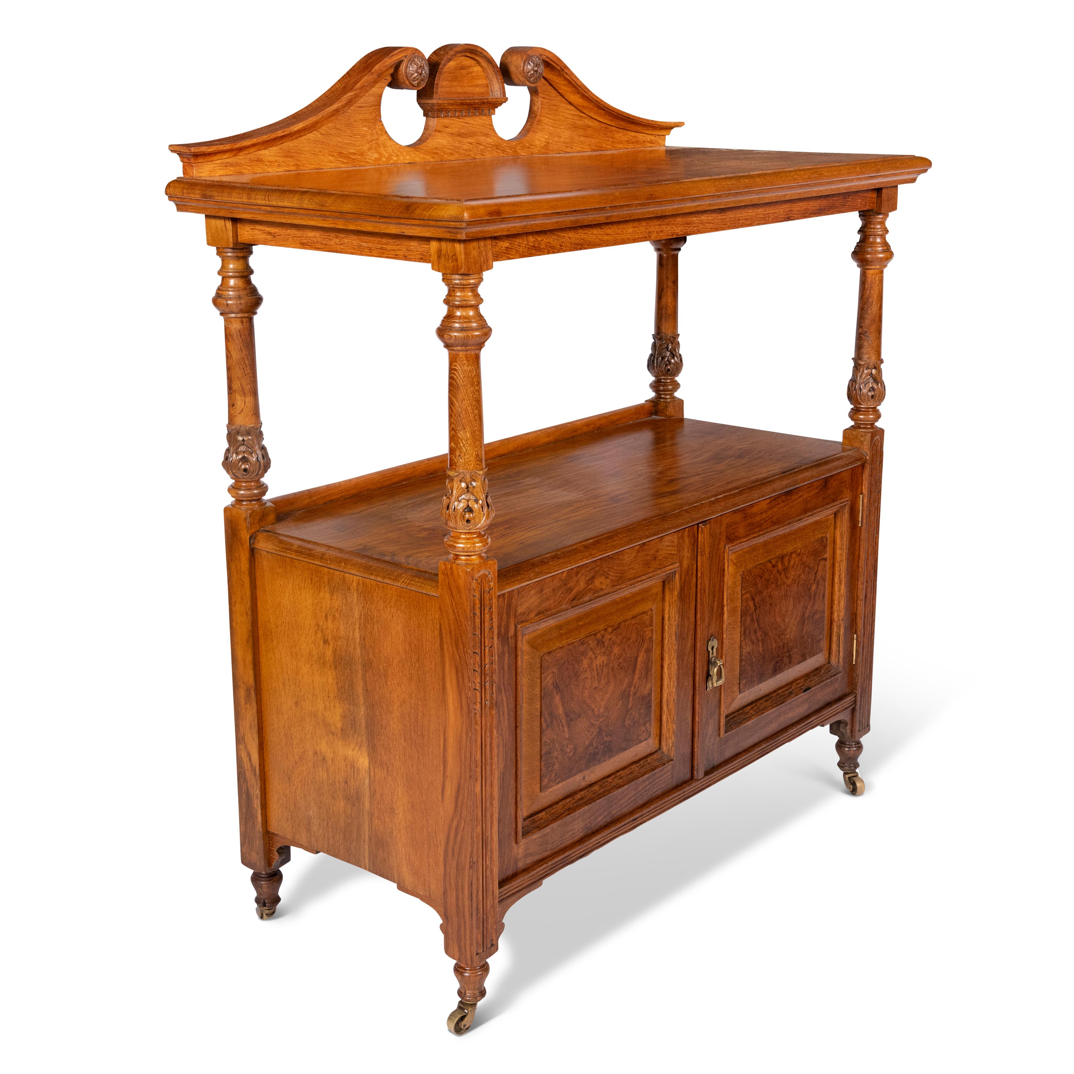 Très beau meuble d'appoint en chêne du XIXe siècle, fabriqué par Thomas Edwards & Sons de Newcastle under Lyme, Angleterre, vers 1880.

Label du fabricant d'ivoire sur la porte de l'armoire.

Poignées en laiton et sous-verres d'origine.