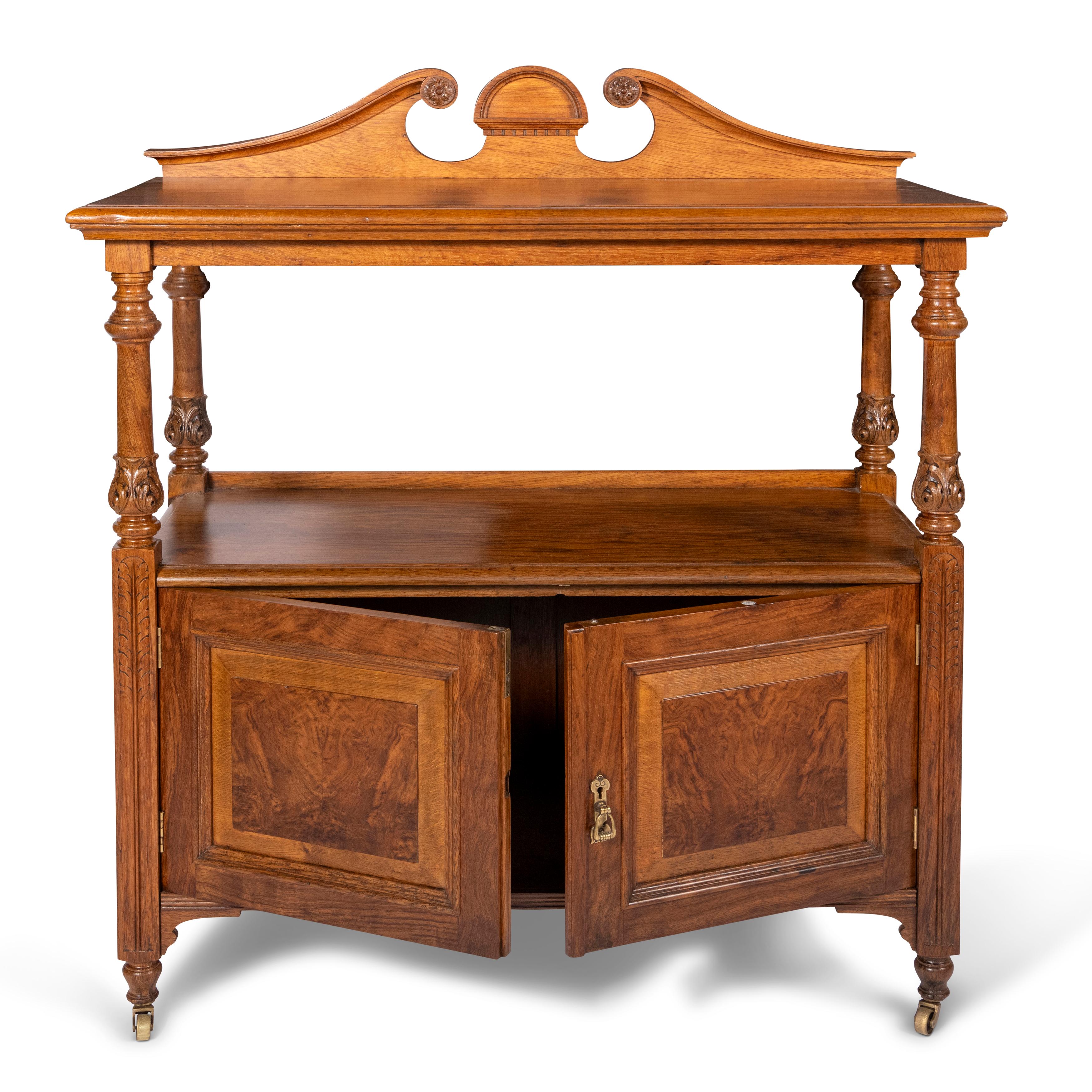 Britannique Fine armoire d'appoint en Oak du 19ème siècle par Thomas Edwards & Sons, Angleterre circa 1880 en vente