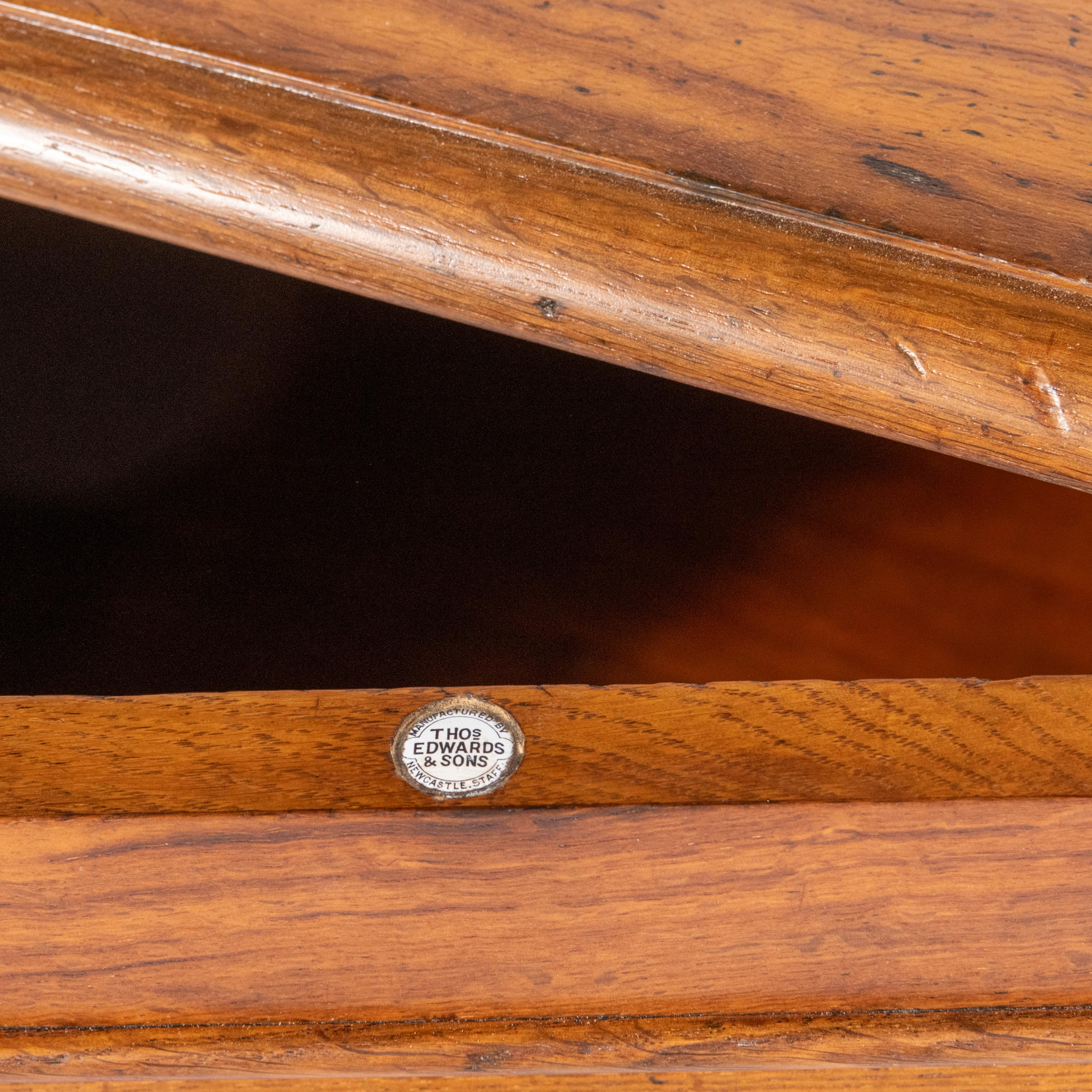 Fine armoire d'appoint en Oak du 19ème siècle par Thomas Edwards & Sons, Angleterre circa 1880 Bon état - En vente à Knutsford, GB