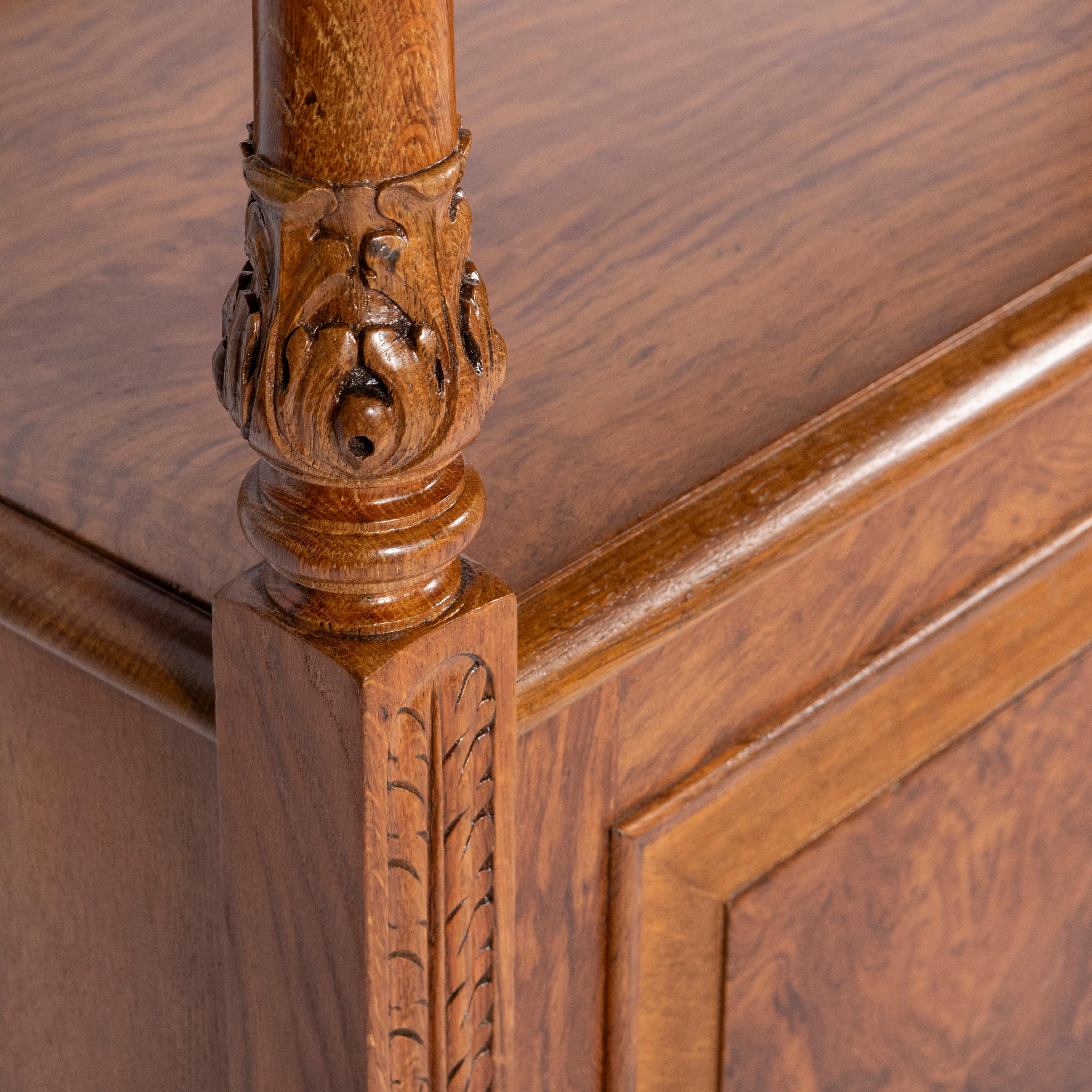 Fin du XIXe siècle Fine armoire d'appoint en Oak du 19ème siècle par Thomas Edwards & Sons, Angleterre circa 1880 en vente