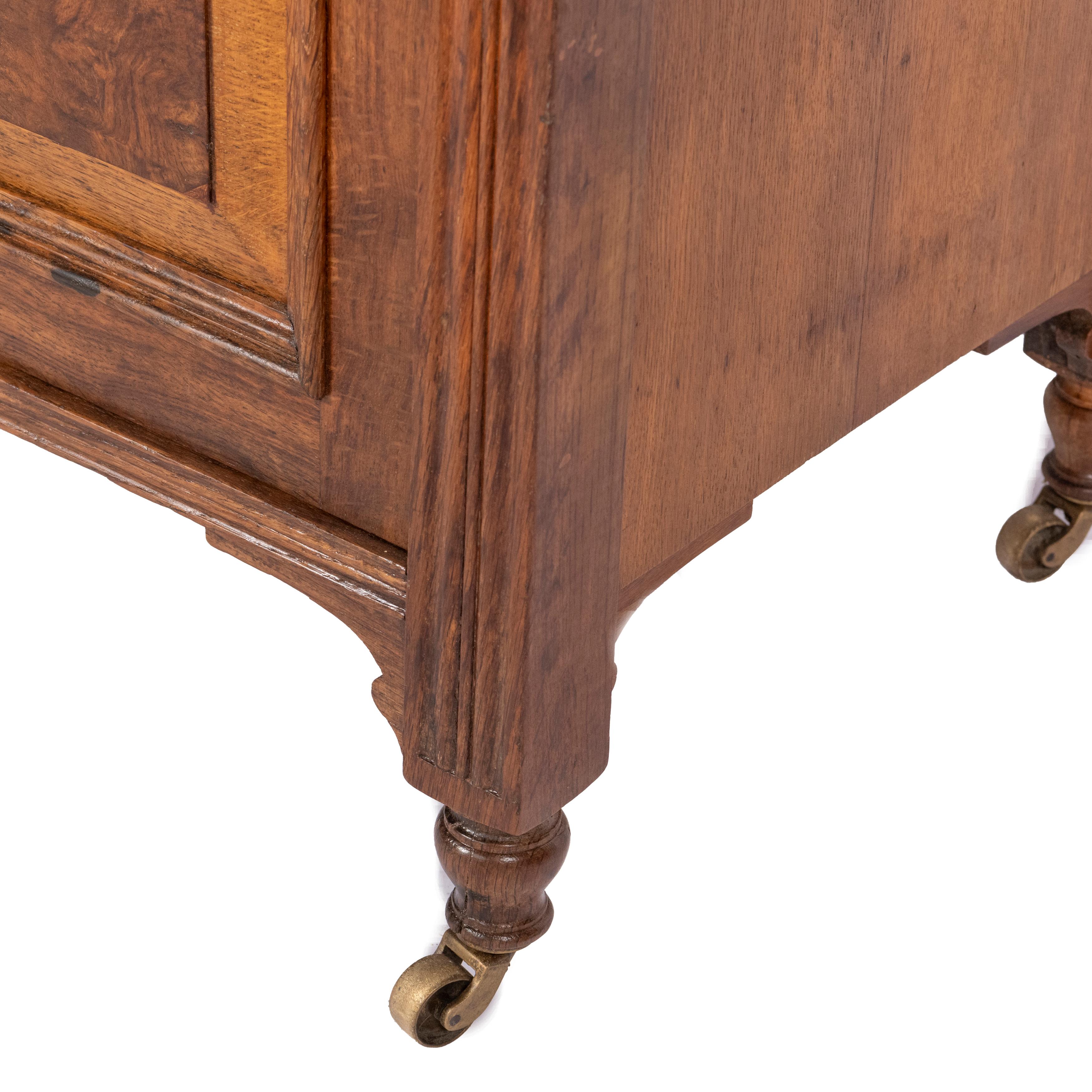 Fine armoire d'appoint en Oak du 19ème siècle par Thomas Edwards & Sons, Angleterre circa 1880 en vente 1