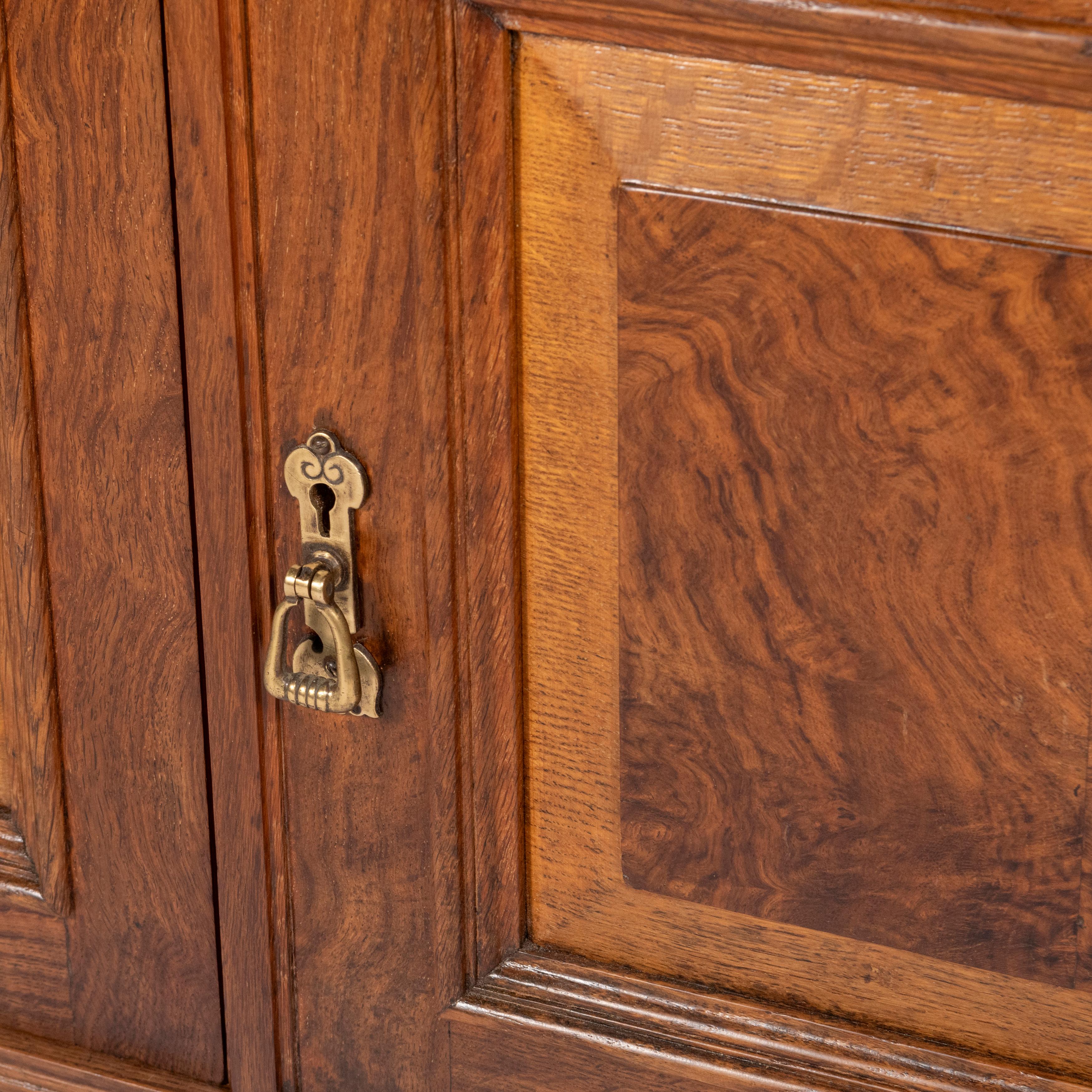 Fine armoire d'appoint en Oak du 19ème siècle par Thomas Edwards & Sons, Angleterre circa 1880 en vente 2
