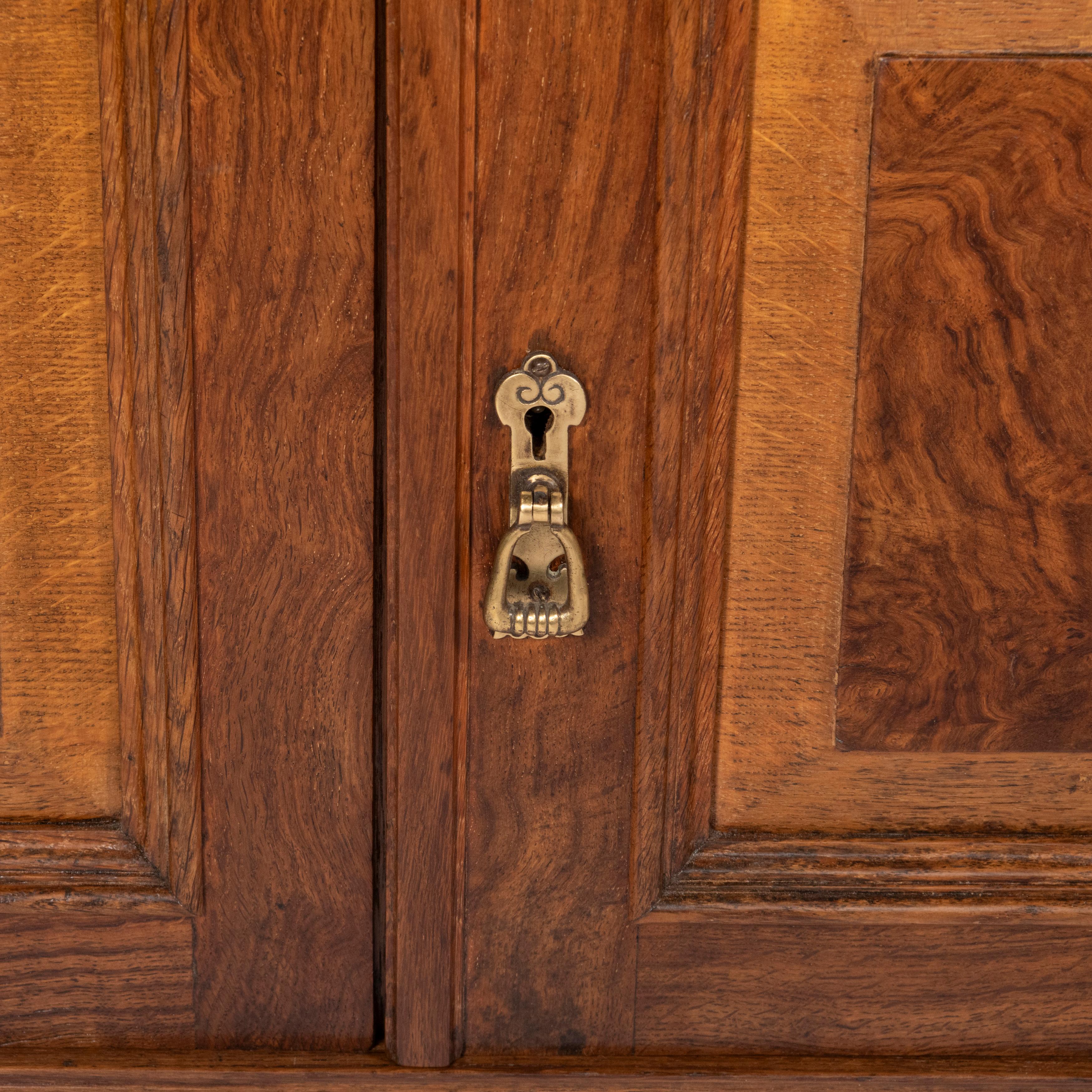 Fine armoire d'appoint en Oak du 19ème siècle par Thomas Edwards & Sons, Angleterre circa 1880 en vente 3