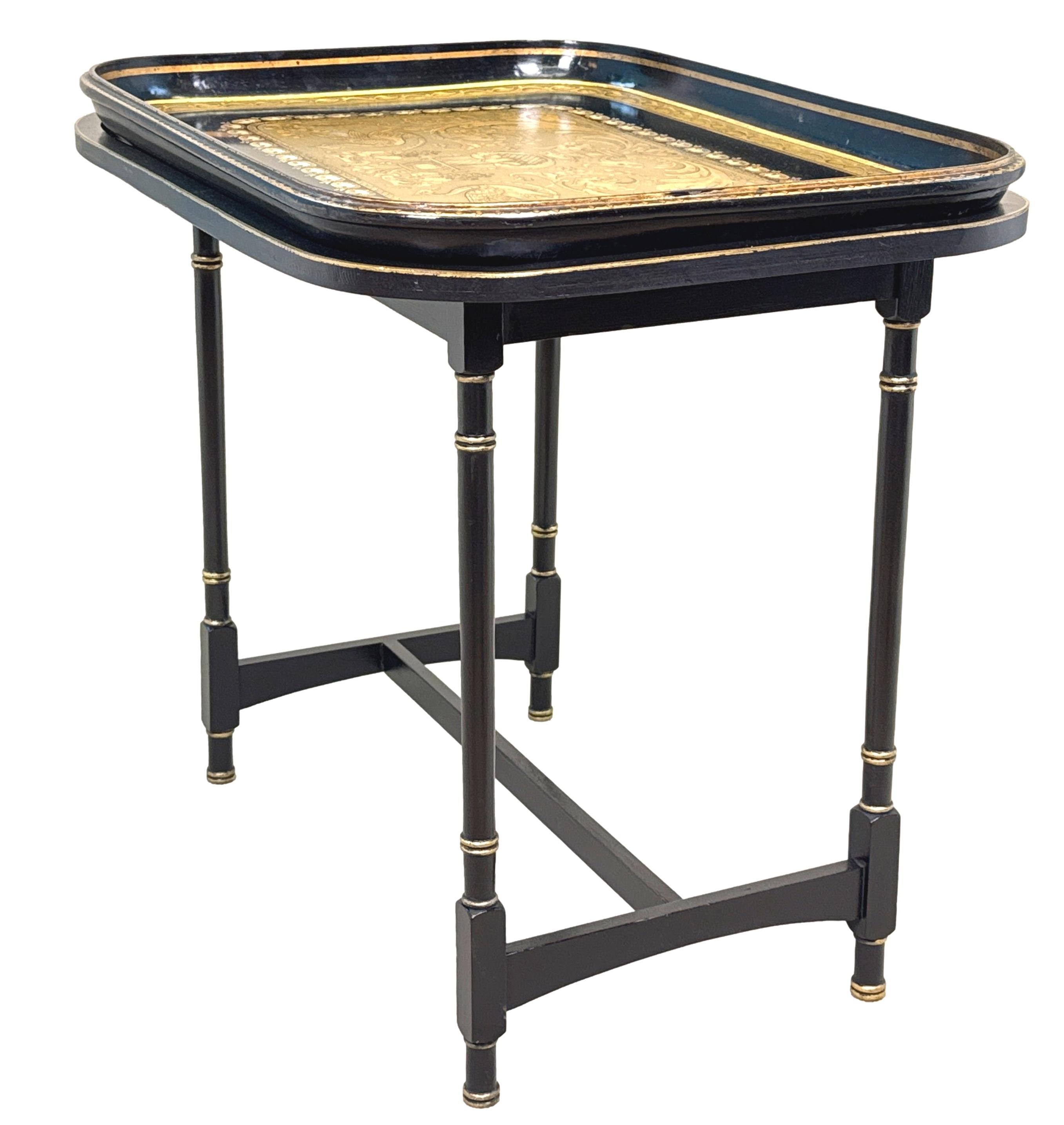 Plateau en papier mâché sur pied, ou table basse, d'une qualité exceptionnelle datant du milieu du XIXe siècle. Le plateau rectangulaire amovible présente une superbe décoration peinte à la main et dorée sur fond noir et vert, et est monté sur un