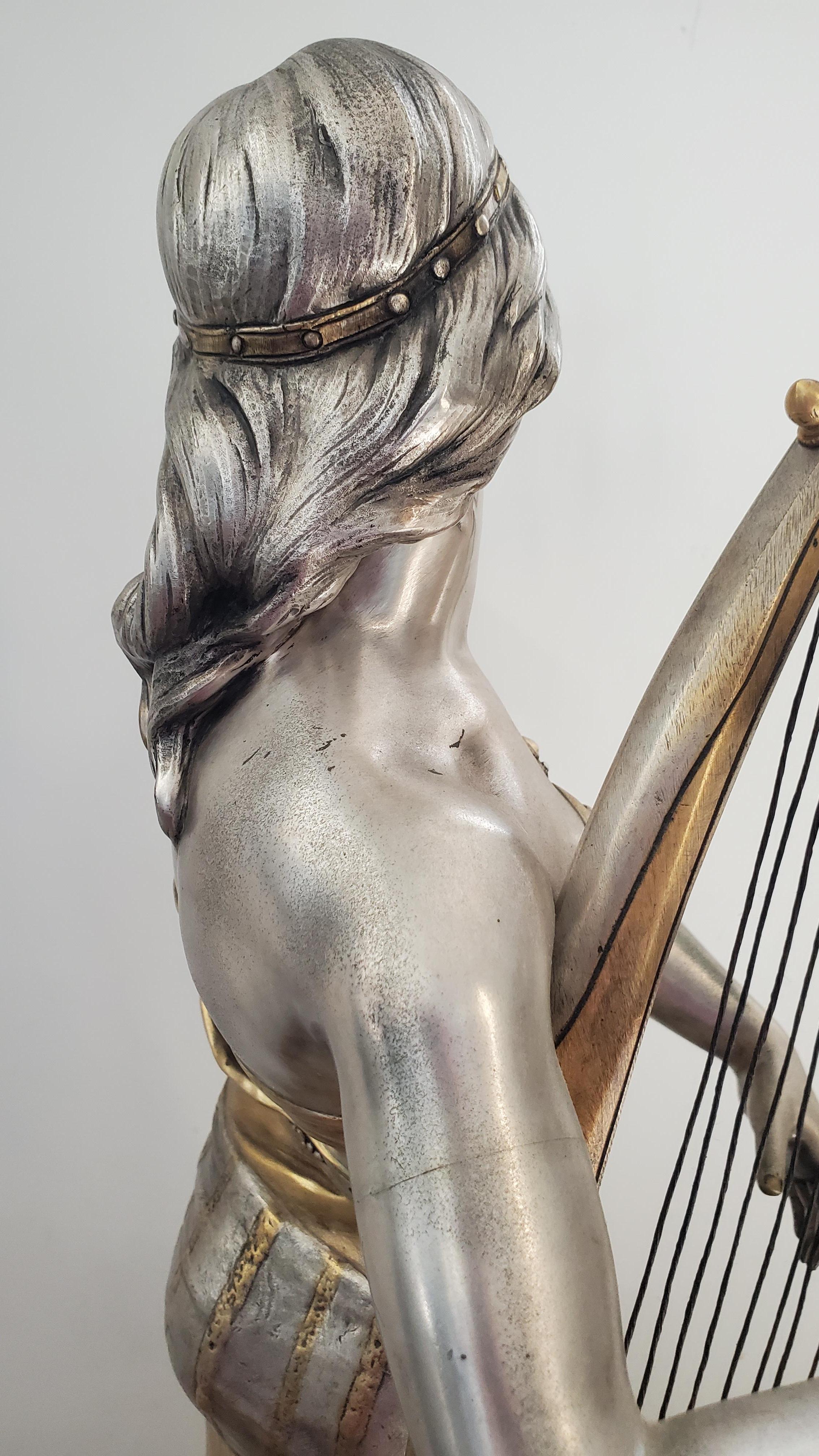Fino paquete del siglo XIX dorado, bronce plateado músico arpista femenino Coudray en venta 10