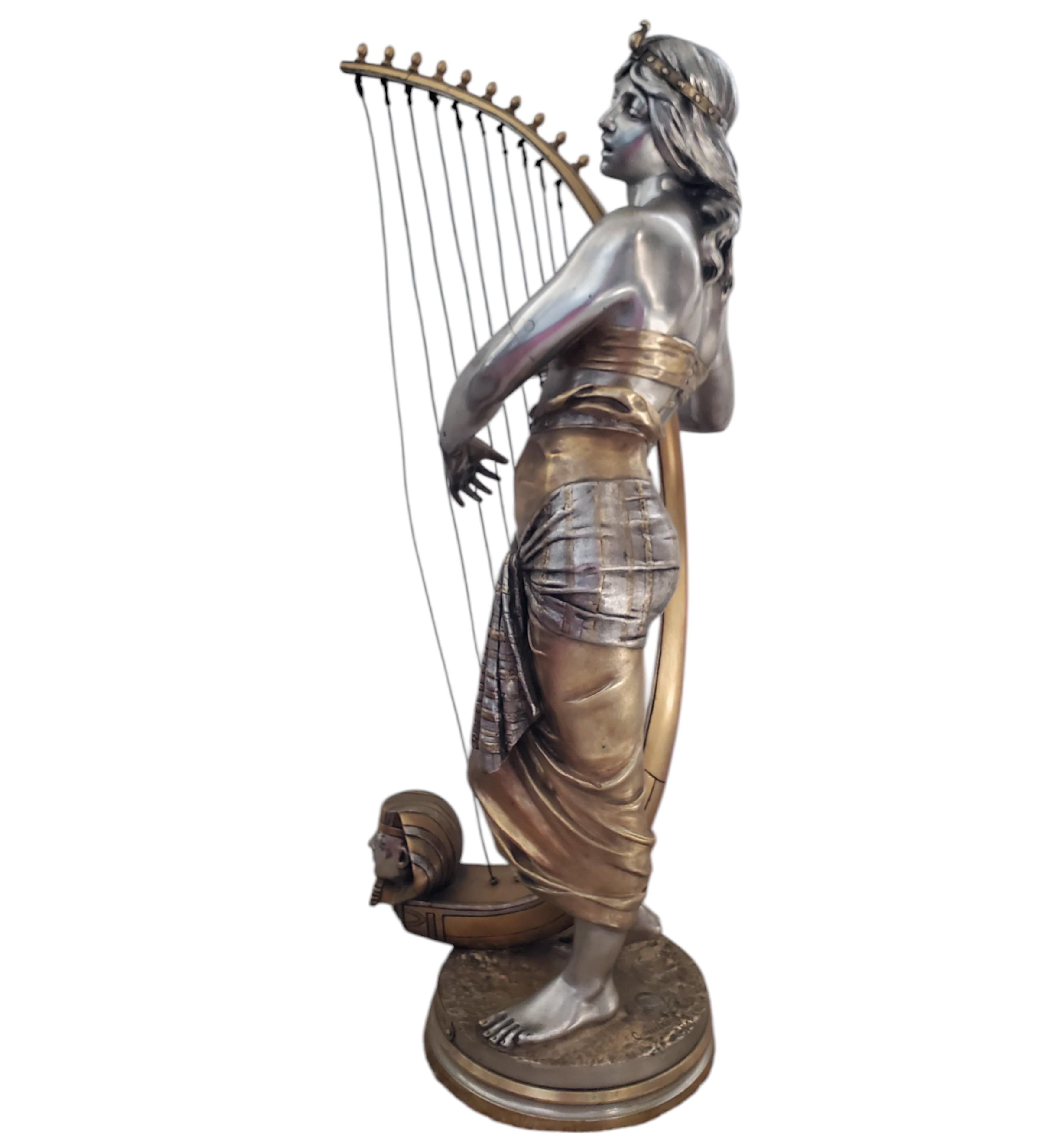  Impresionante escultura original en bronce dorado y plateado del siglo XIX, obra de Georges Charles Coudray, de una arpista egipcia, 