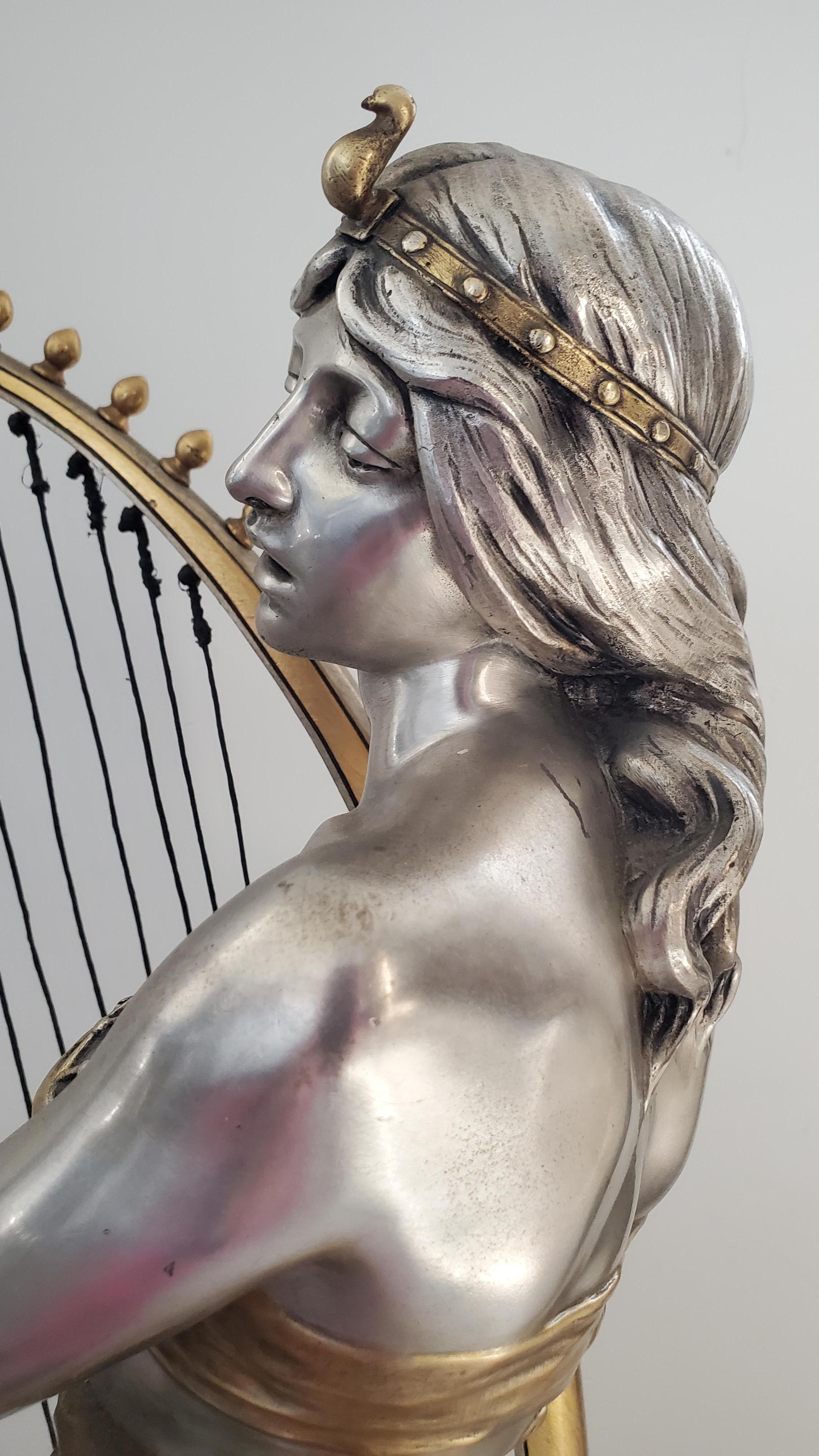 Fino paquete del siglo XIX dorado, bronce plateado músico arpista femenino Coudray Francés en venta