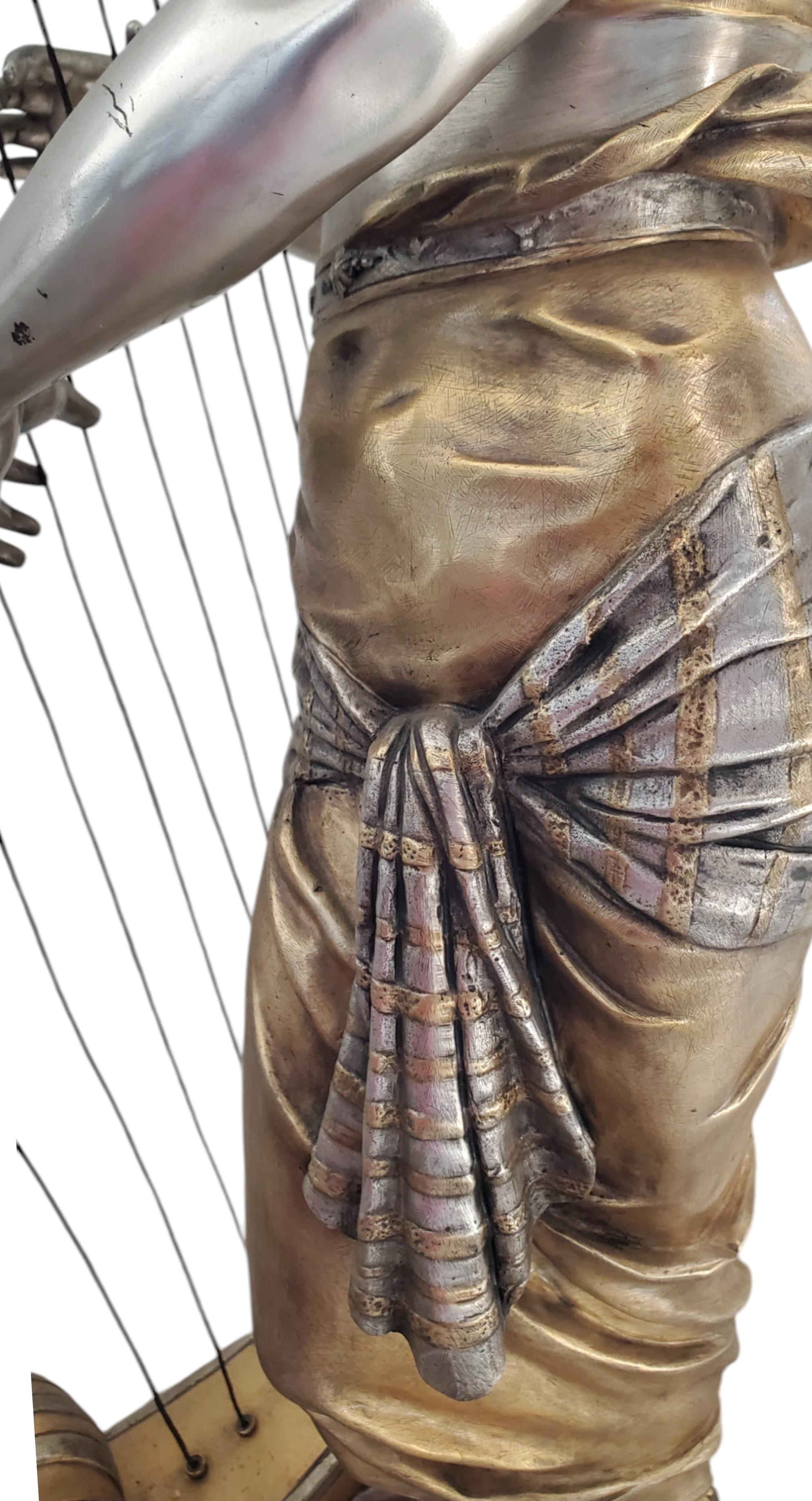 Fino paquete del siglo XIX dorado, bronce plateado músico arpista femenino Coudray en venta 1