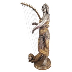 Belle parcelle du XIXe siècle en bronze doré et argenté, musicienne harpiste Coudray
