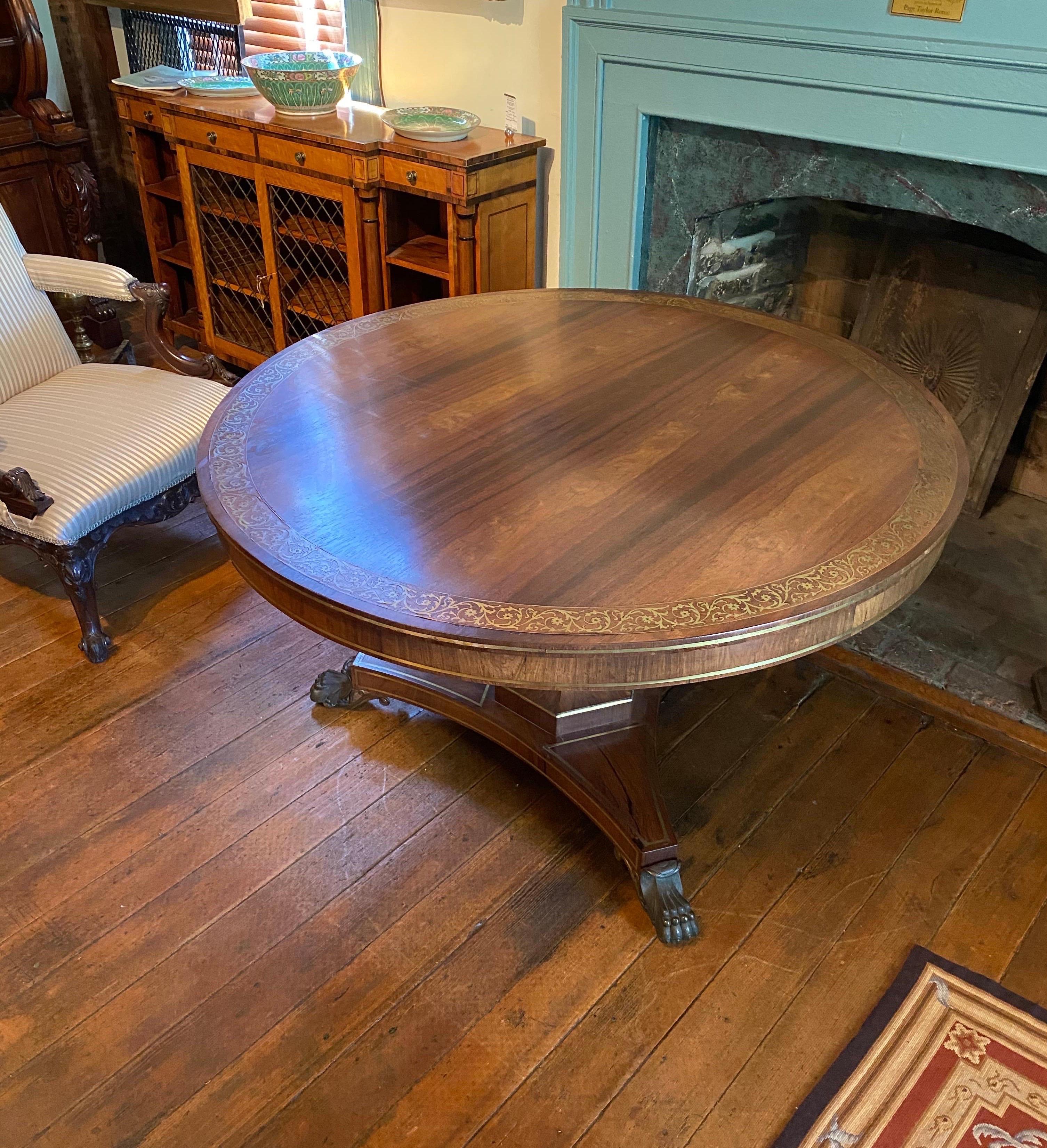 Anglais Belle table centrale Regency du 19ème siècle en bois de rose incrusté de laiton avec pieds en bronze en vente