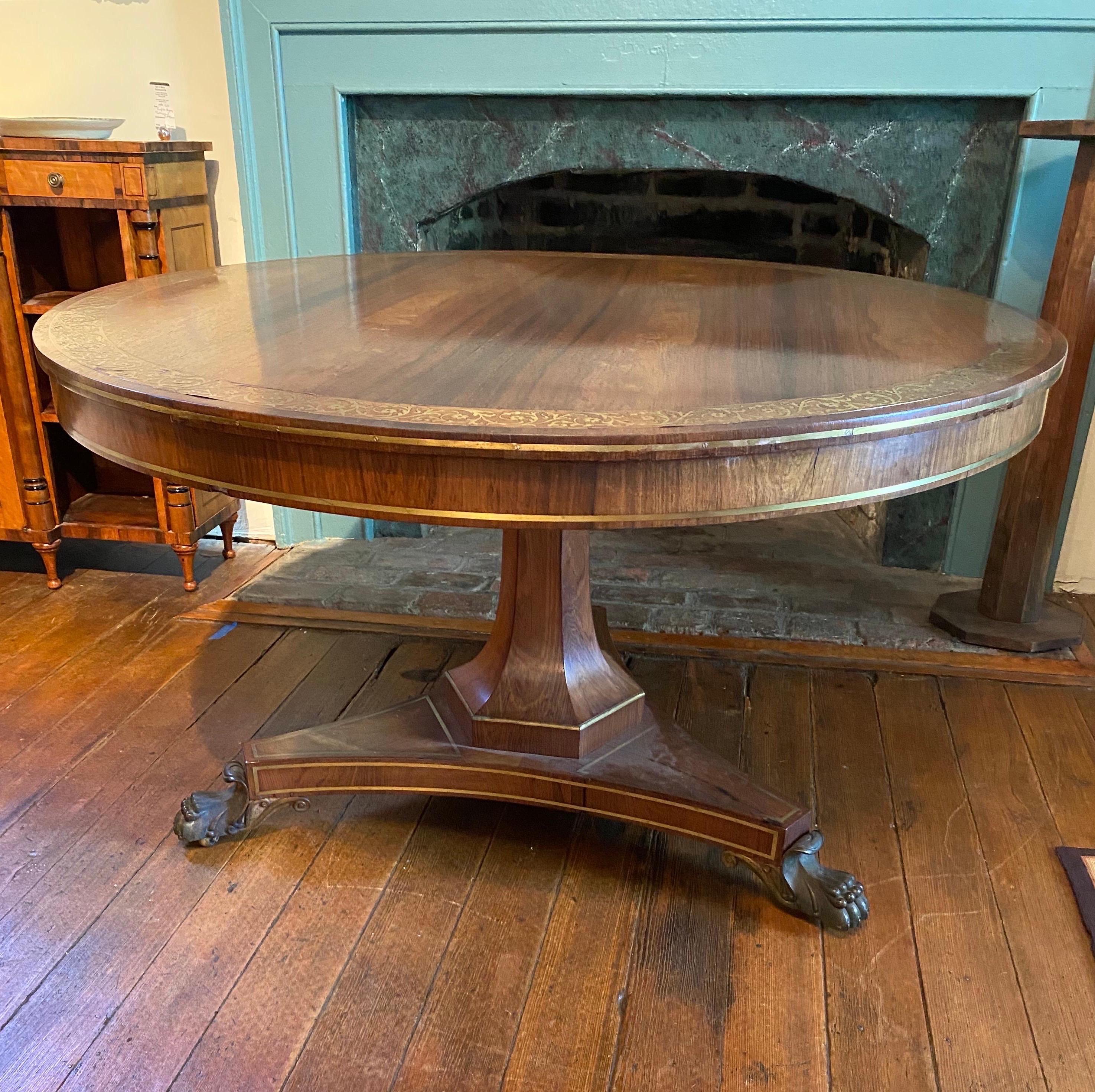 Belle table centrale Regency du 19ème siècle en bois de rose incrusté de laiton avec pieds en bronze en vente 3